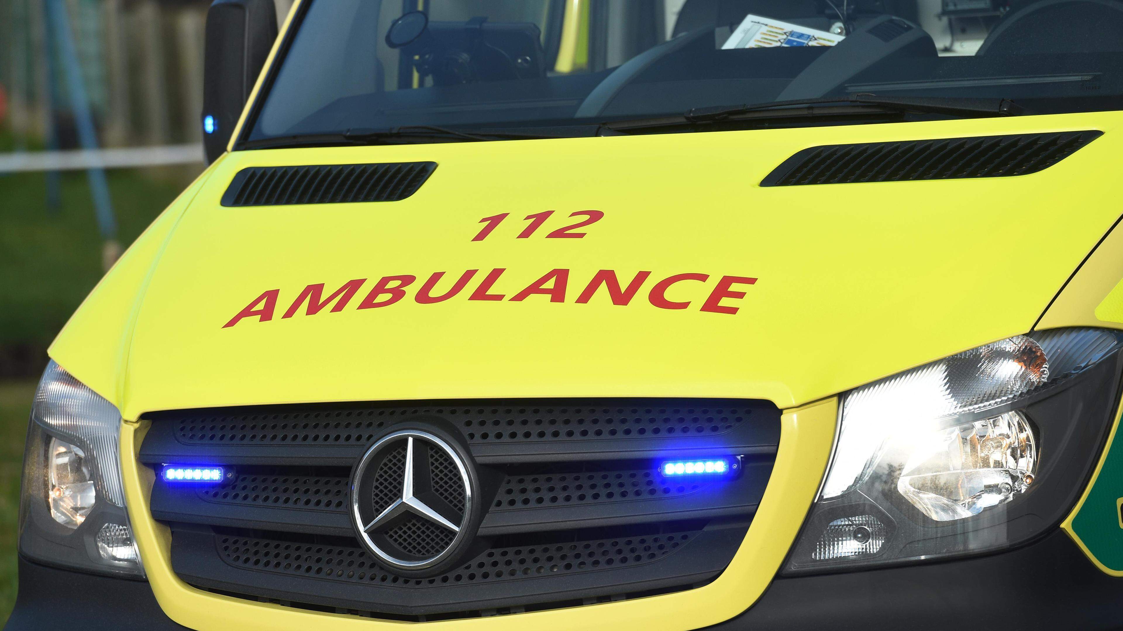 Fietsster botst op stilstaande postwagen in Wellen