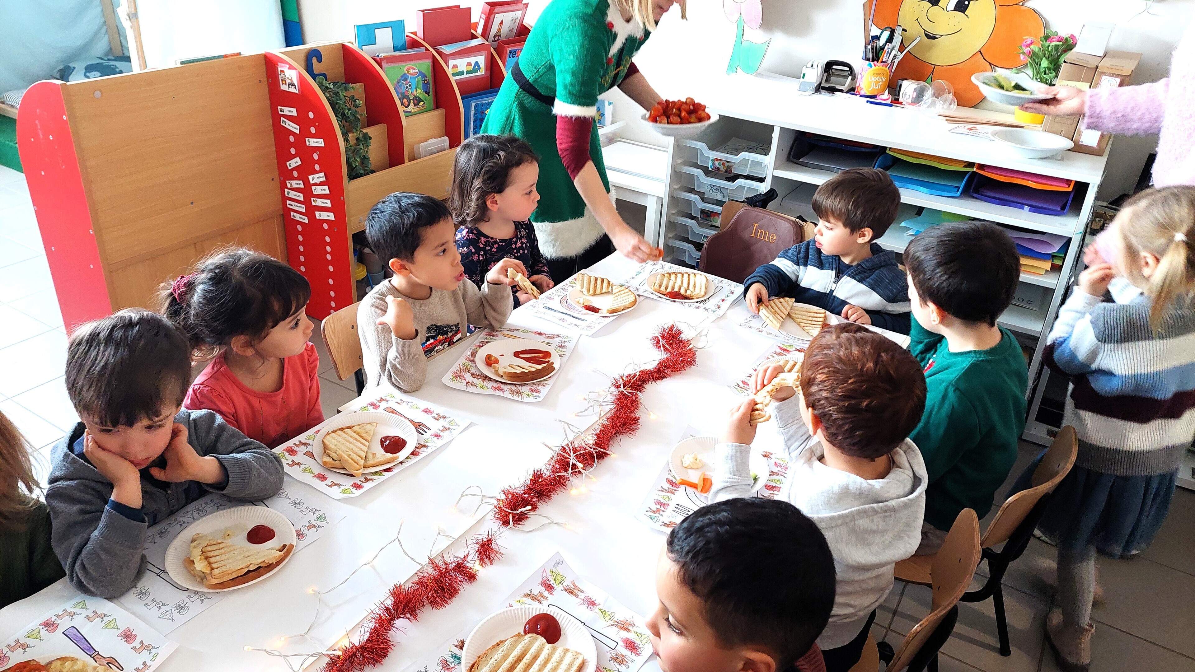 Leerlingen De Ham eten croque-monsieurs voor De Warmste Week: “Want de kerstperiode draait om meer d