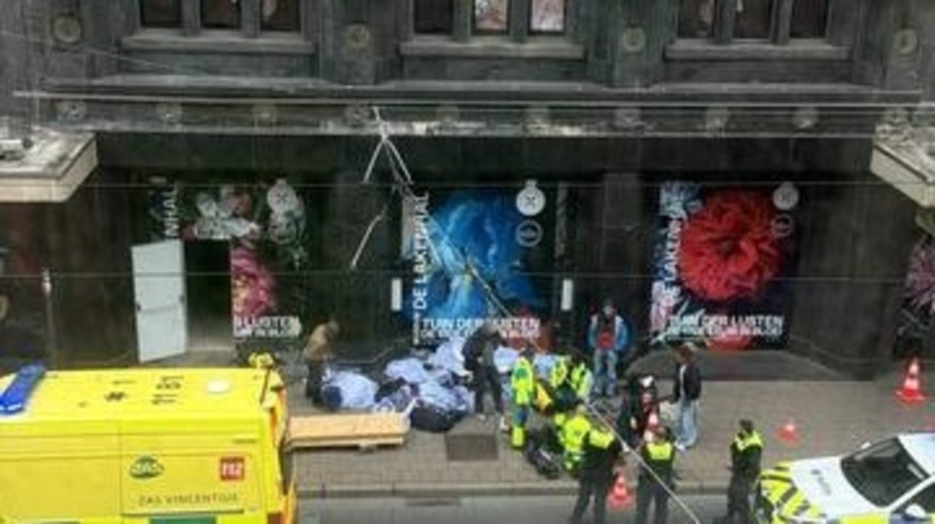 Klimmer (29) raakt ernstig gewond bij ongeval tijdens installatie nieuwe banner aan Boerentoren