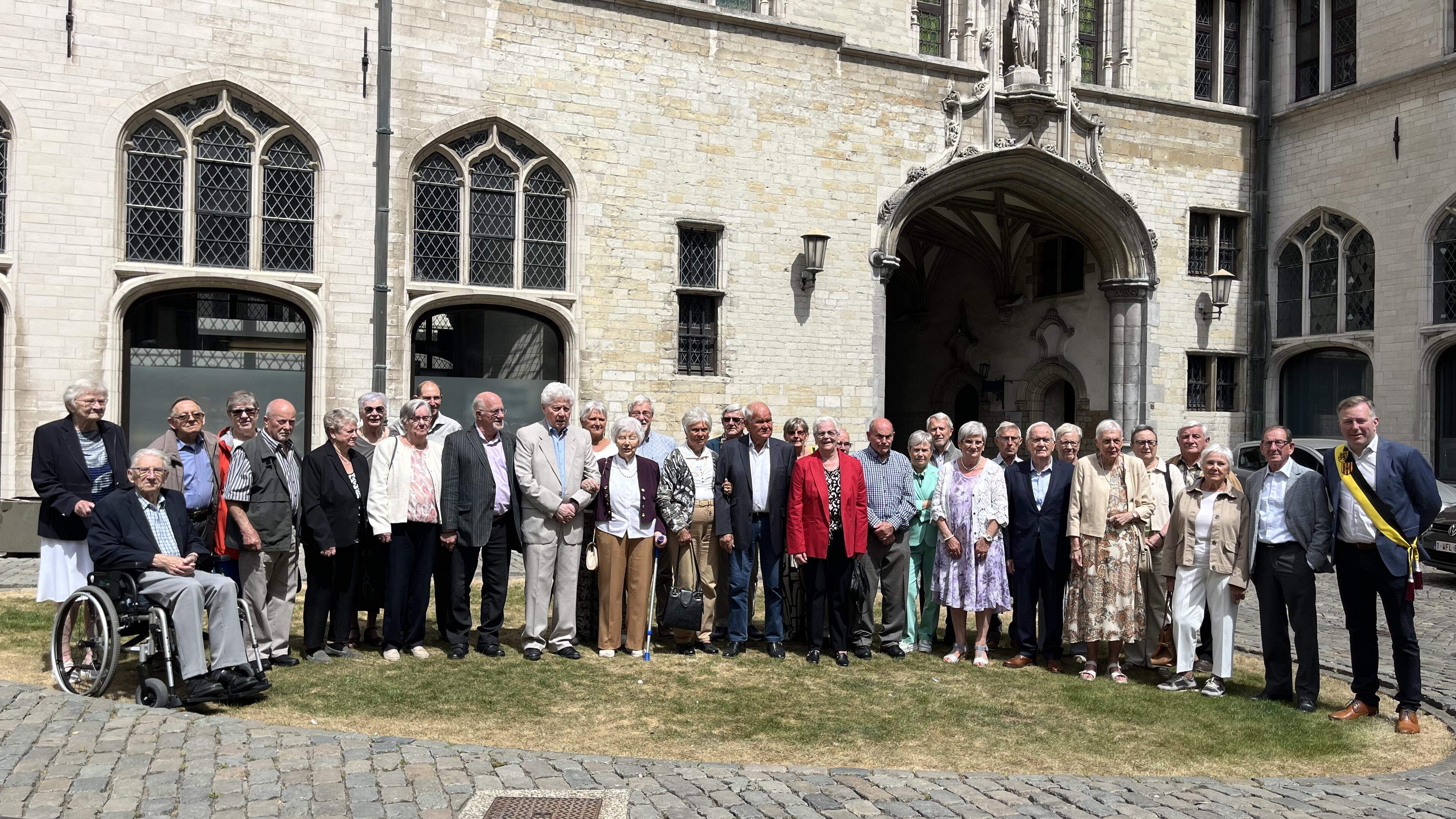 Jubilarissen in de bloemetjes gezet op Mechels stadhuis: zestien echtparen vieren samen 895 jaar huw