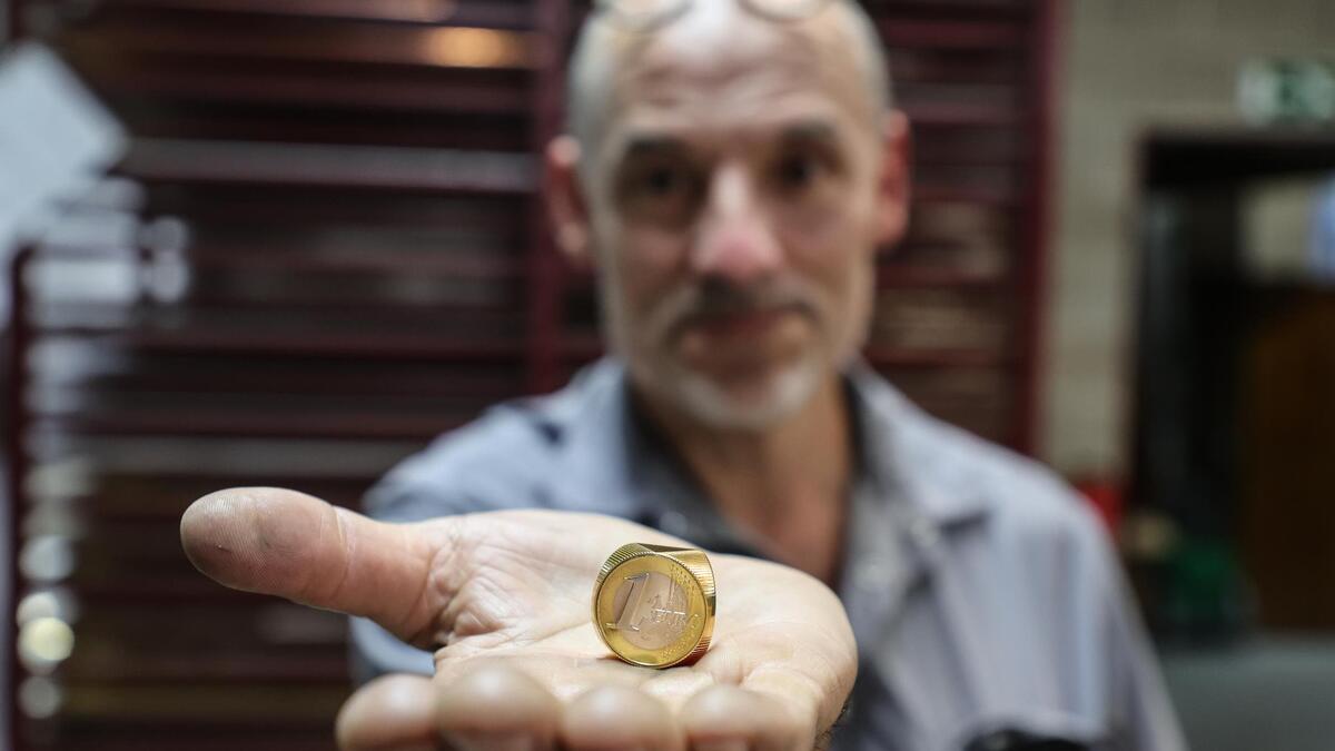 Edelsmid Karl Van Ranst slaat unieke driezijdige munt: “En toch is dit ...