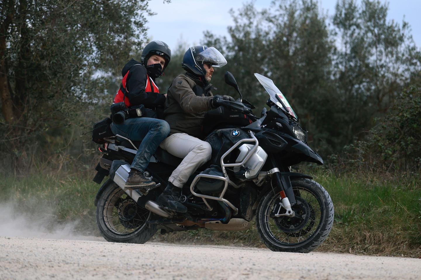 Belga-fotograaf Dirk Waem achter op de motor bij Kurt Vandenborre.