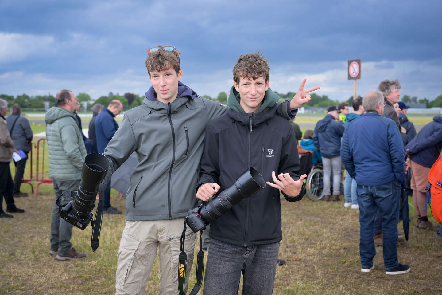 IN BEELD. “Pak ons dit niet af”: meer dan 4.000 vliegtuigliefhebbers ...
