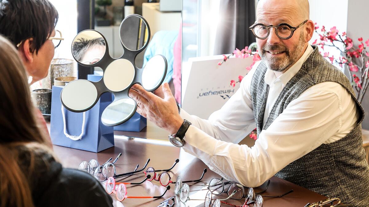 Johan Ghyoot helpt als ‘vliegende opticien’ collega’s in heel ...