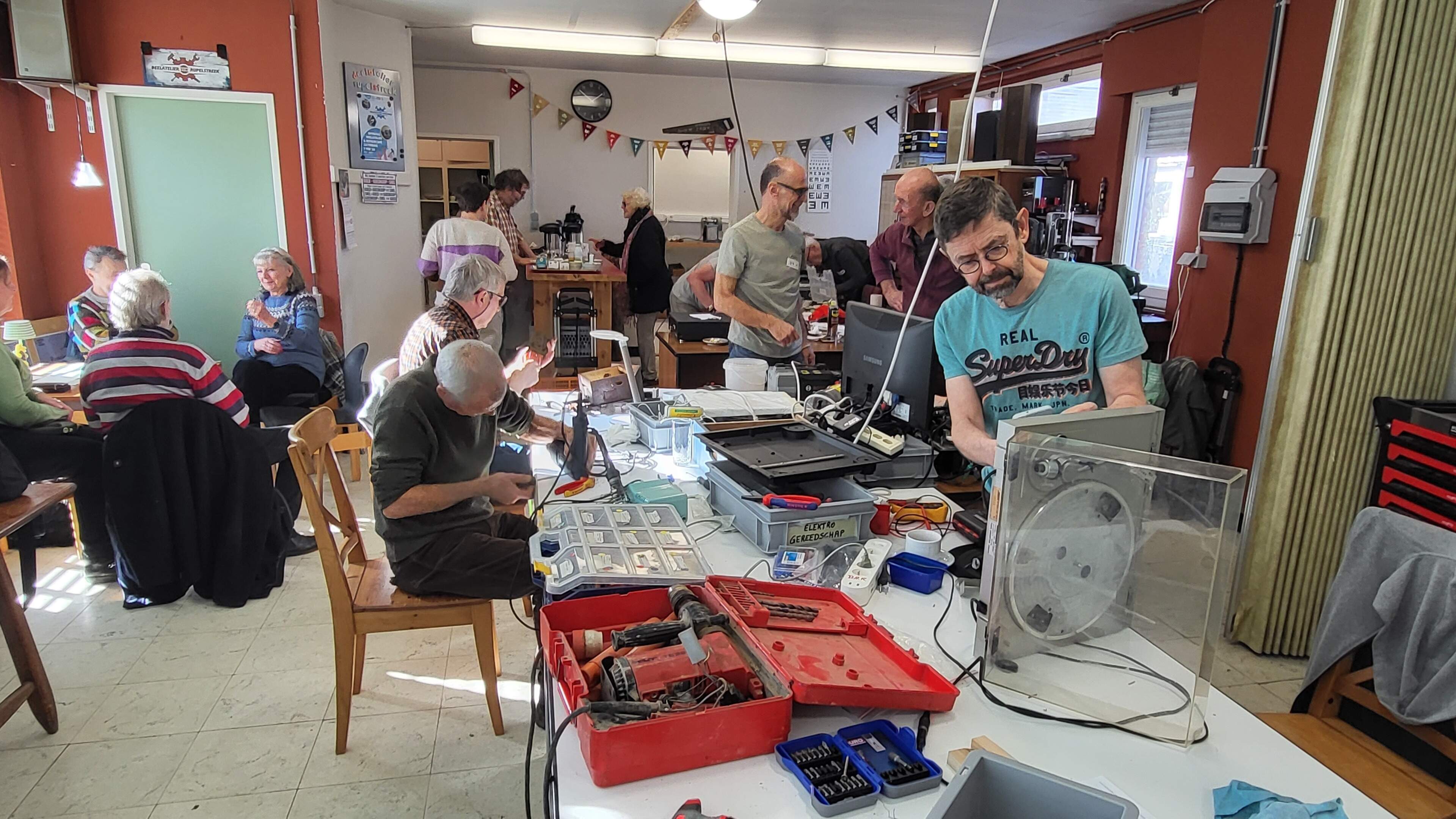 Druk bijgewoond repaircafé wijdt nieuwe locatie Deelatelier Rupelstreek in Schelle in: “Voortaan een