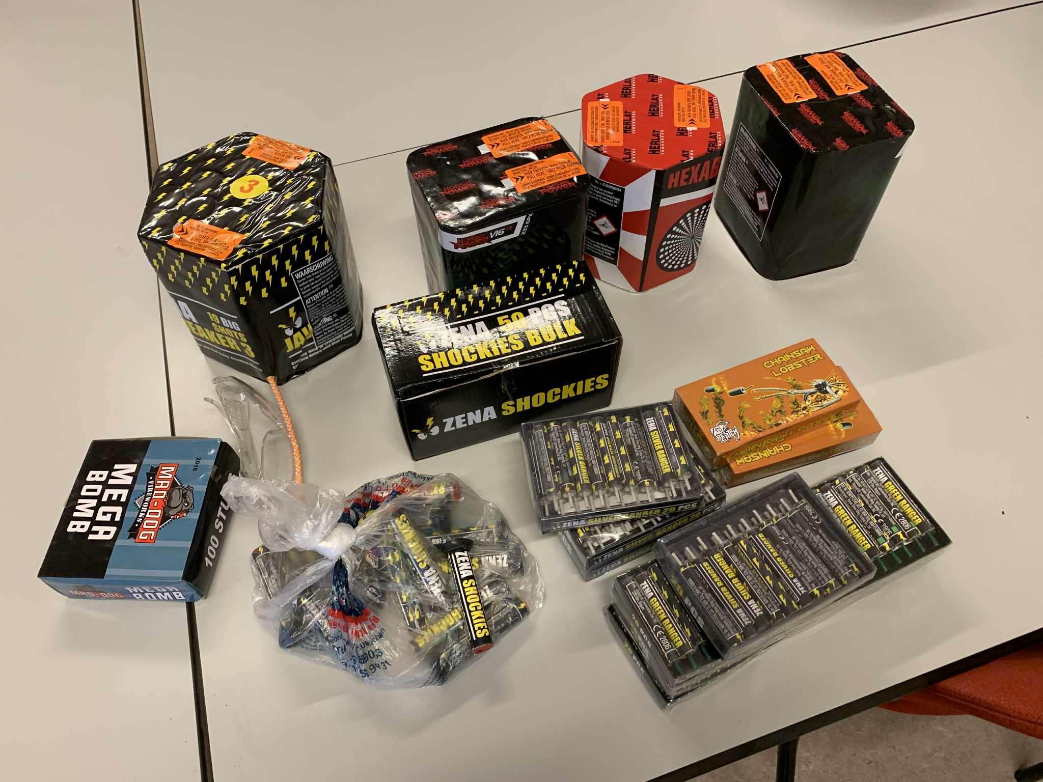 Politie betrapt 14-jarige met bijna 500 stuks vuurwerk: “Hij had drie grote gevulde draagtassen bij 