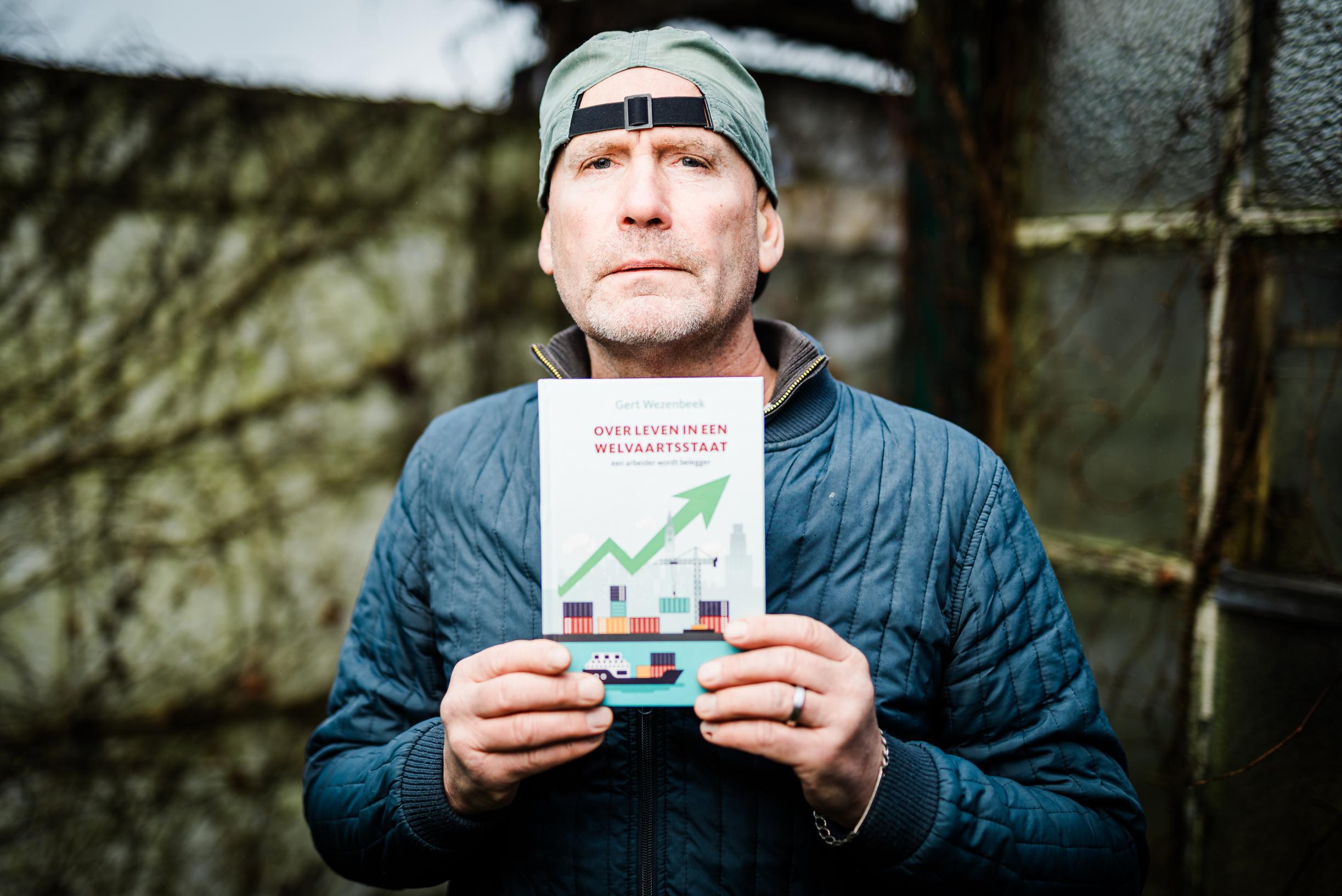 Dokwerker (58) schrijft boek over beleggen: “De laatste 13 jaar heb ik niet  meer voltijds gewerkt” | GVA