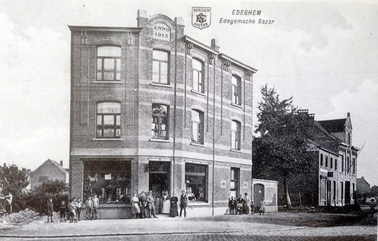 Een beeld uit 1913 toont al beweging in het hoekgebouw.