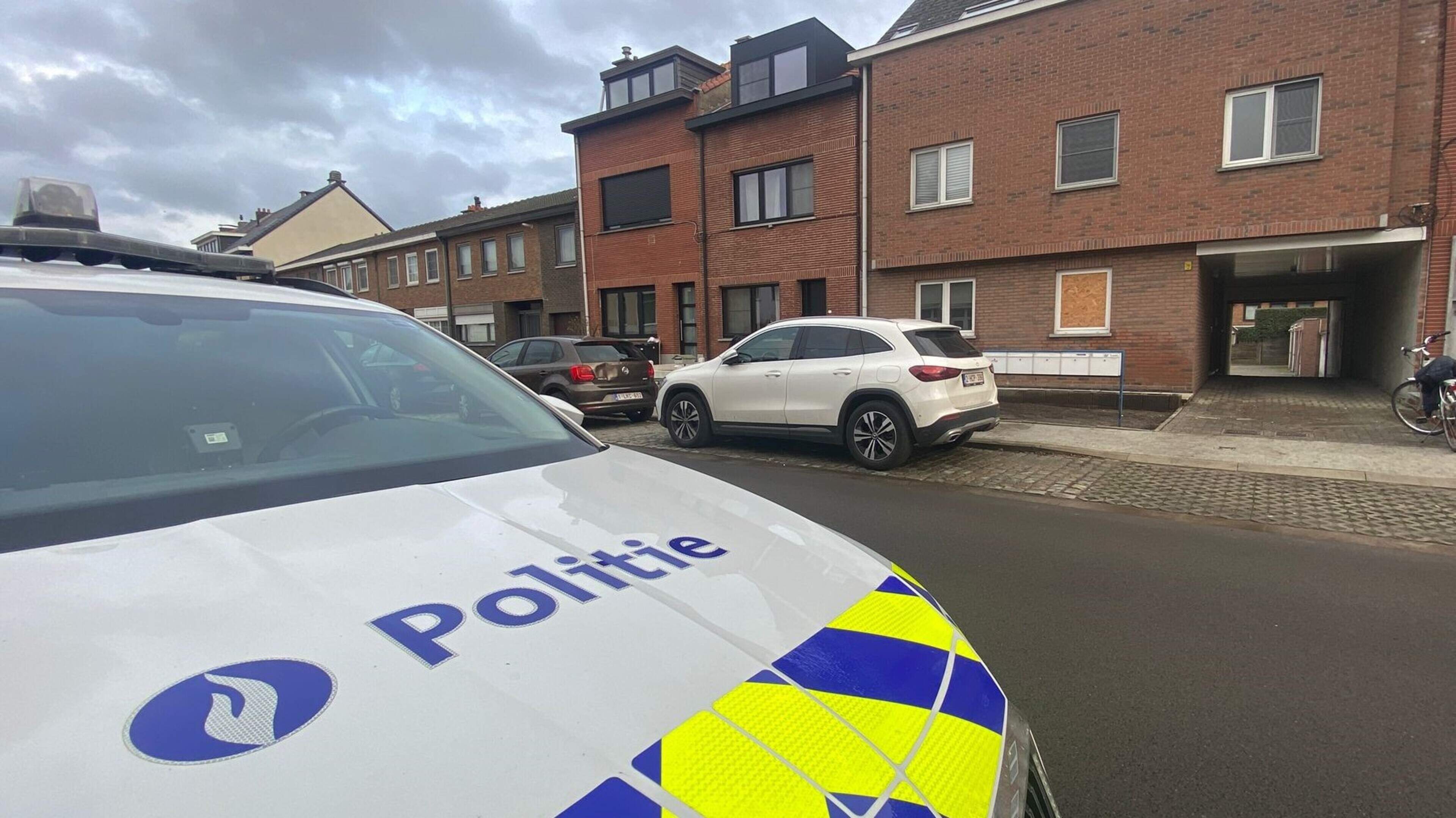 Vader (61) die zijn zoon (36) zwaar verwondde met hamer is aangehouden: “Er ontstond discussie over 