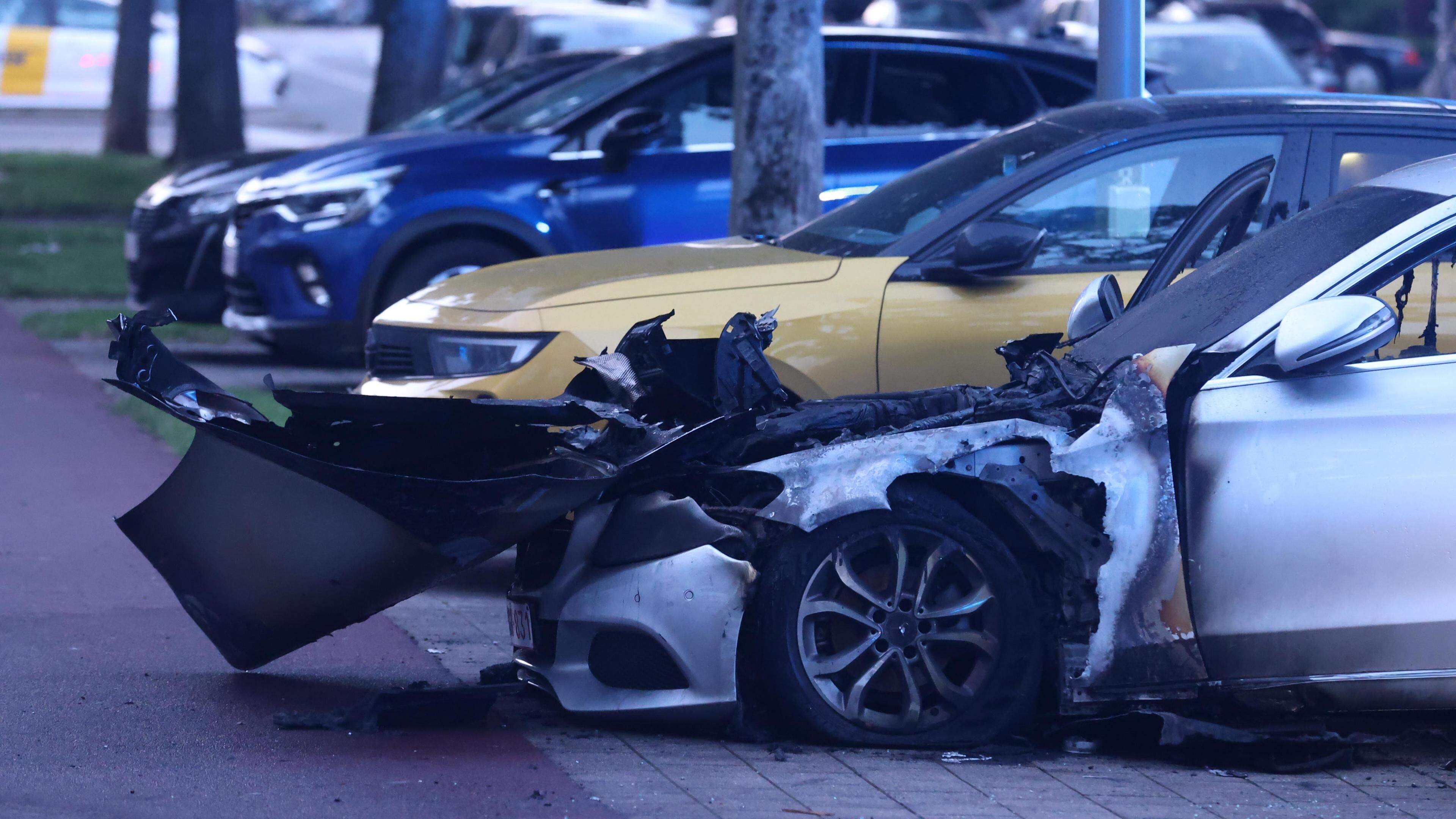Auto brandt uit in Deurne-Zuid, politie onderzoekt brandstichting