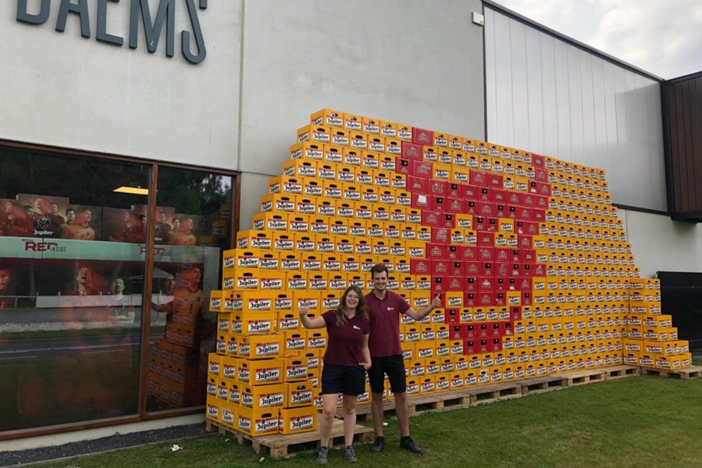 Drankenhandel Daems stunt met metershoge twaalfde Duivel uit bierbakken ...