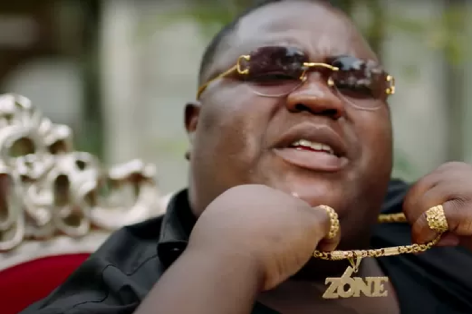 Kans De Rapper Sap Muziekvideo Met Zijn Typerende Hakkelstijl Vermaakt