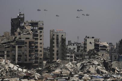 Humanitarian aid is airdropped to Palestinians over Gaza City, Gaza Strip, Monday, July 28, 2025. (AP Photo/Jehad Alshrafi)