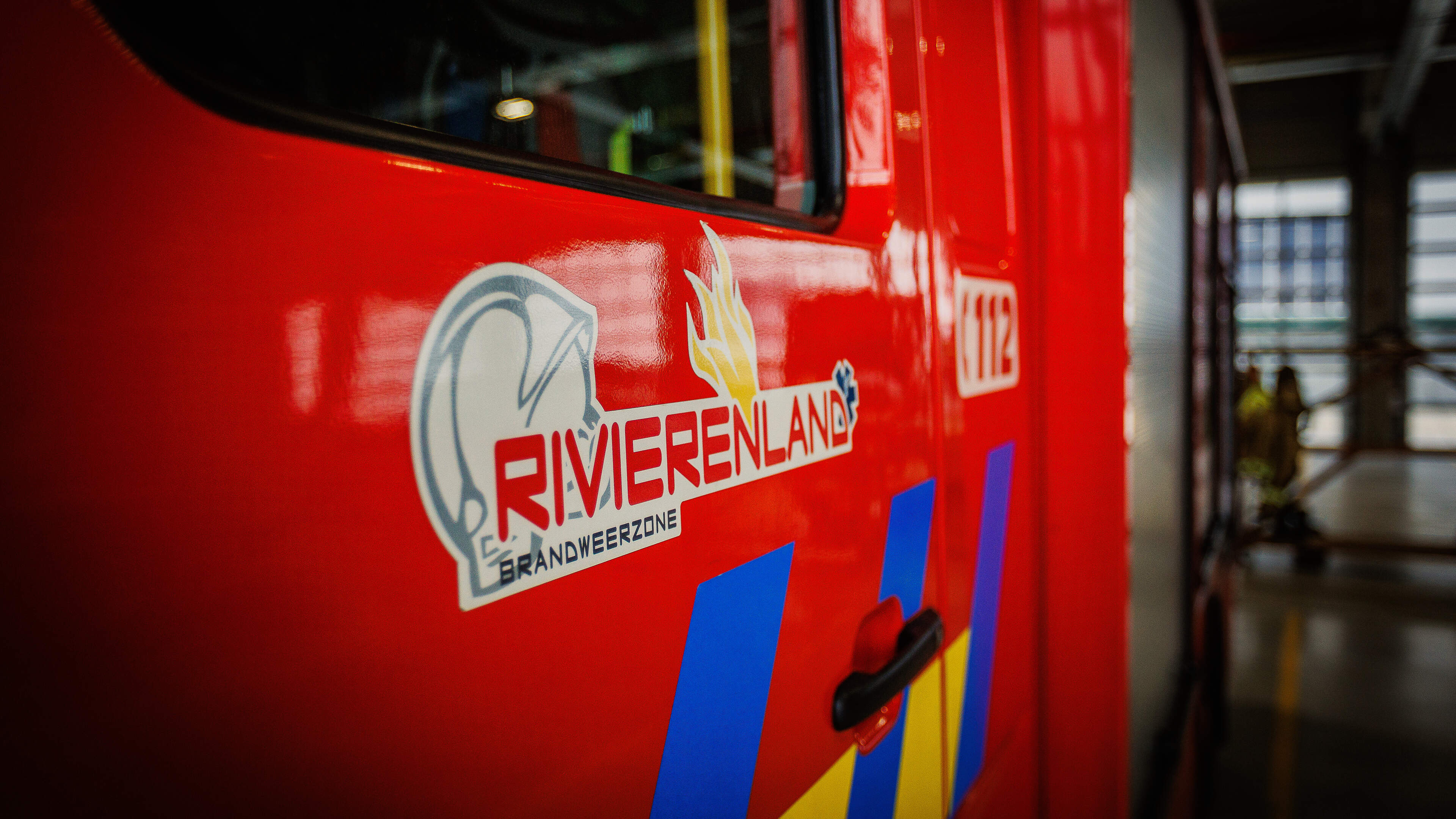 Frontale botsing op R6: twee personen gewond