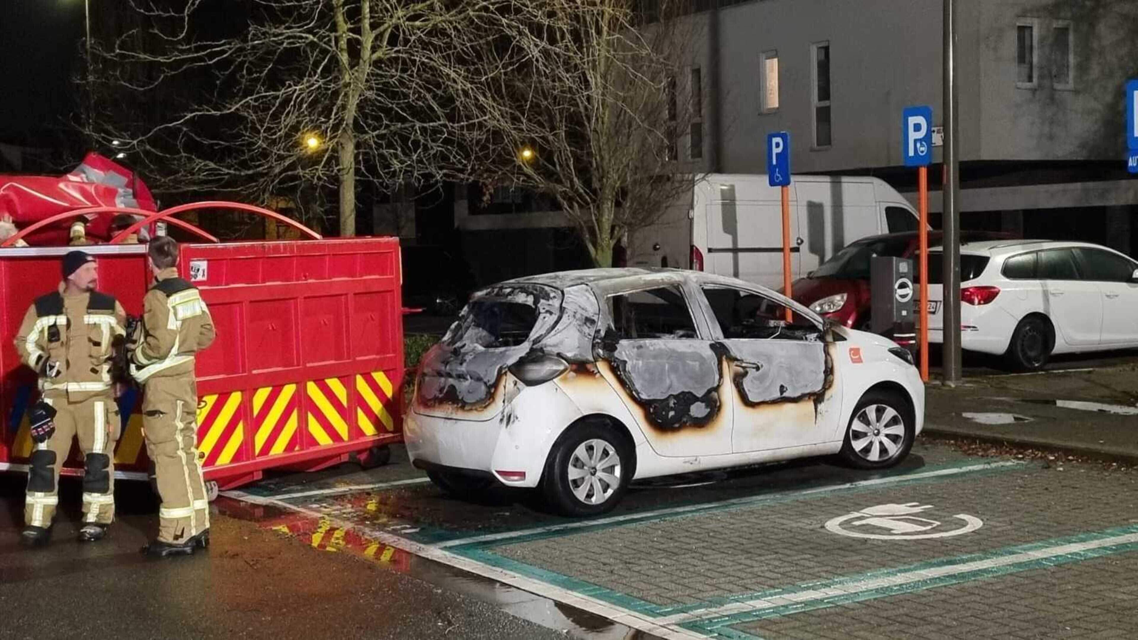 Politie spoort drie verdachten op voor brandstichtingen tijdens nieuwjaarsnacht: “Jongeren van 12, 1