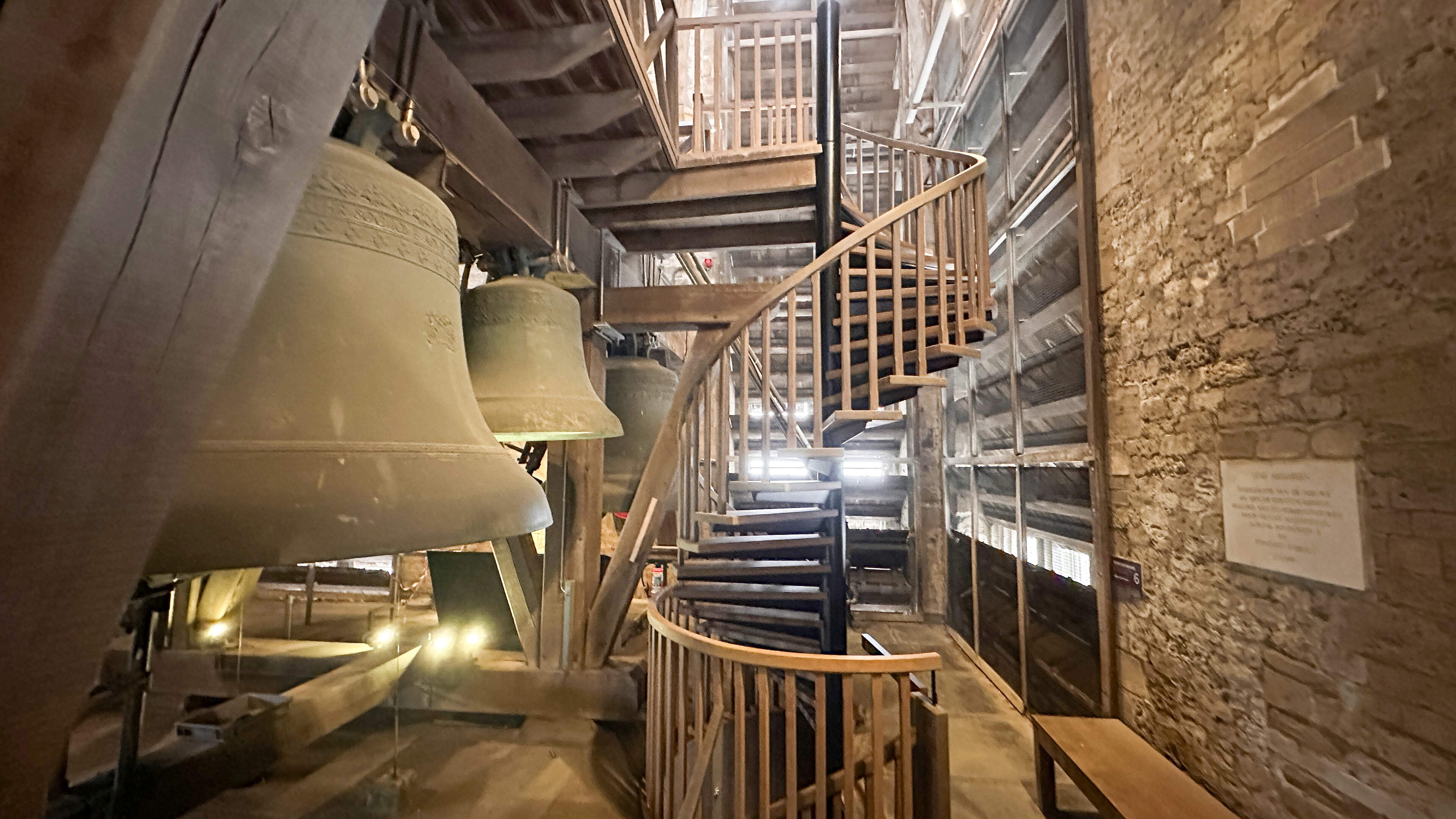 Trappen naar beiaard in Sint-Romboutstoren gerestaureerd: “Versterkt de beleving van een torenbezoek