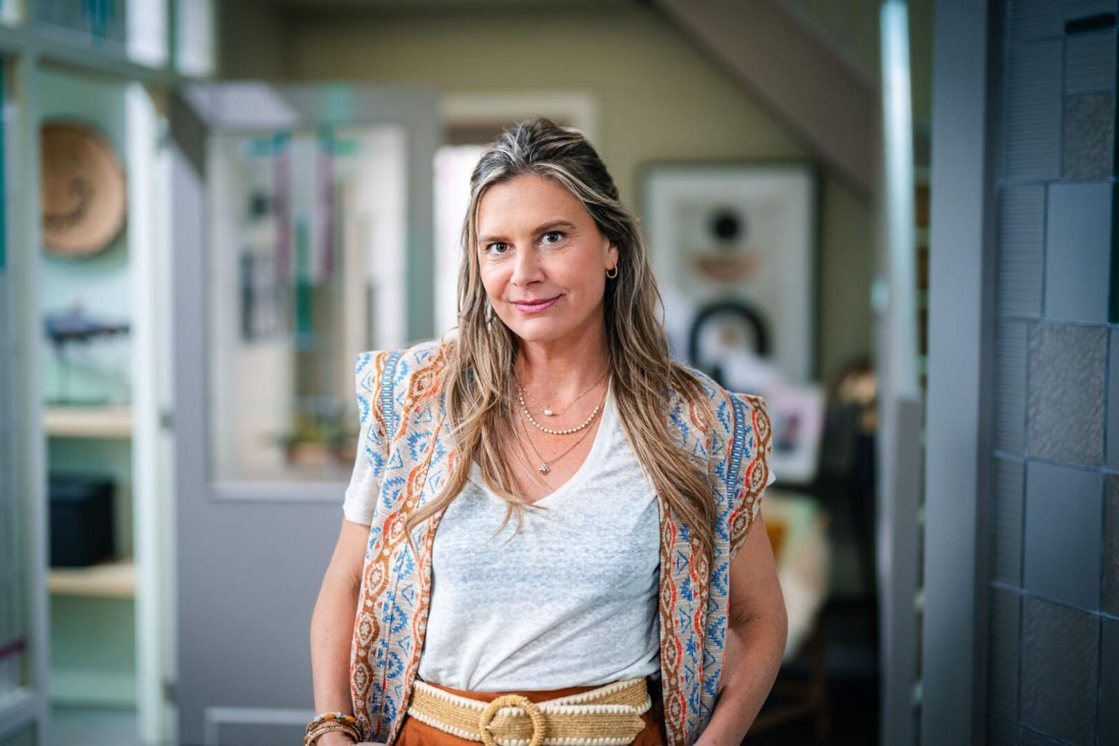 Nathalie Meskens wordt halfzus van Karen Damen in 'Familie': “Het voelde als thuiskomen” | HBVL