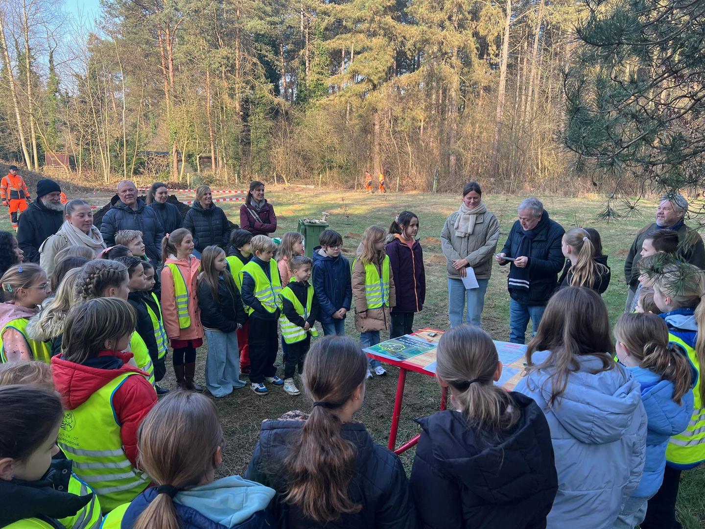 Kinderen planten bos aan en mogen ook thuis aan de slag: “Bomen zijn ...