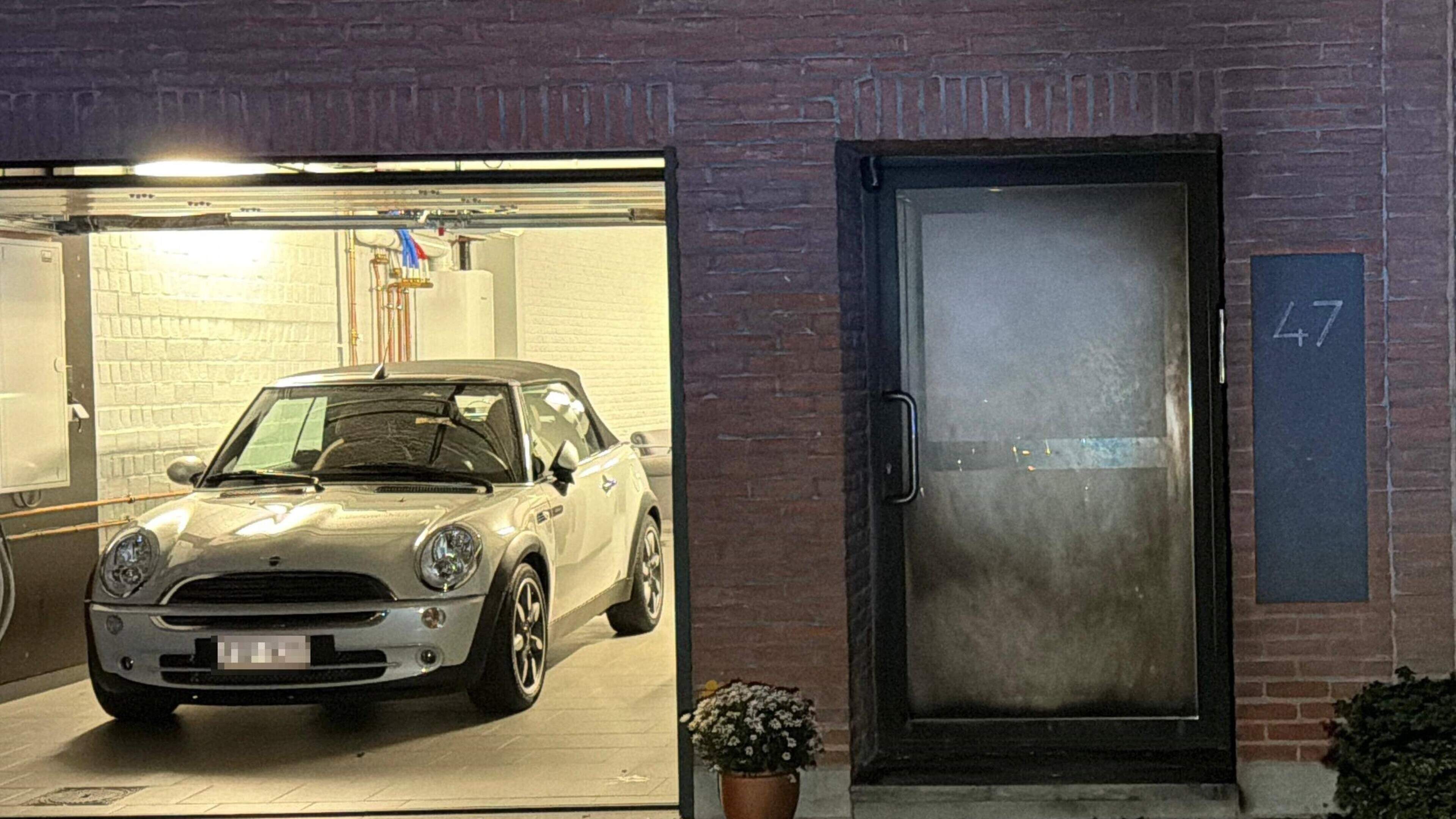 Explosief gegooid naar woning in Berchem: voordeur en auto beschadigd
