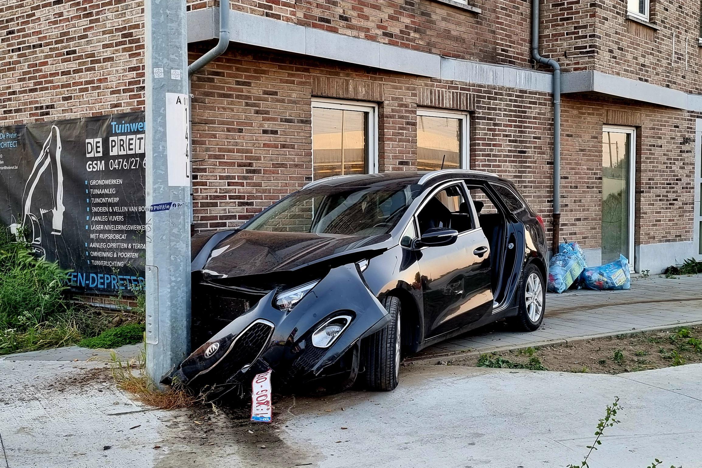 Chauffeur verliest controle over stuur en smakt tegen paal: 1 inzittende gewond