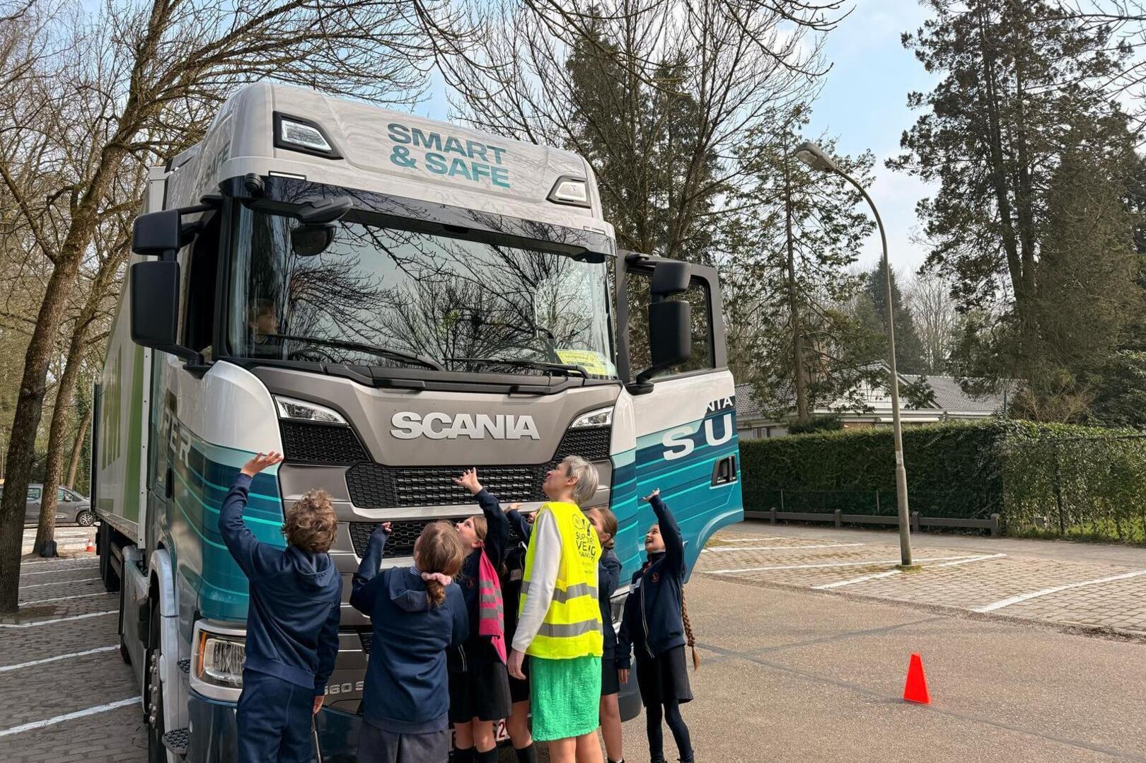Leerlingen openluchtschool leren over dode hoek: “Ik moet altijd oogcontact  maken met vrachtwagenchauffeur” | GVA