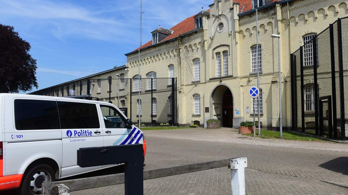 Cipier gewond na aanval door geïnterneerde in Merksplas | GVA