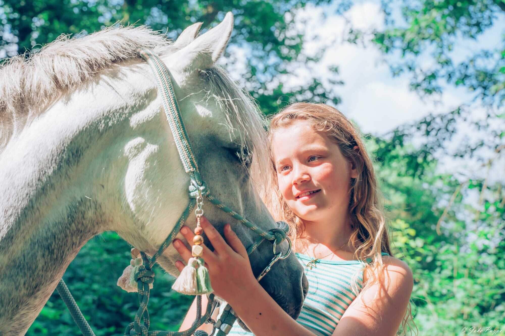 Jules (11) overlijdt na noodlottige val met pony tijdens toernooi in  Sint-Lenaarts: “Een paardenmeid in hart en nieren” | GVA