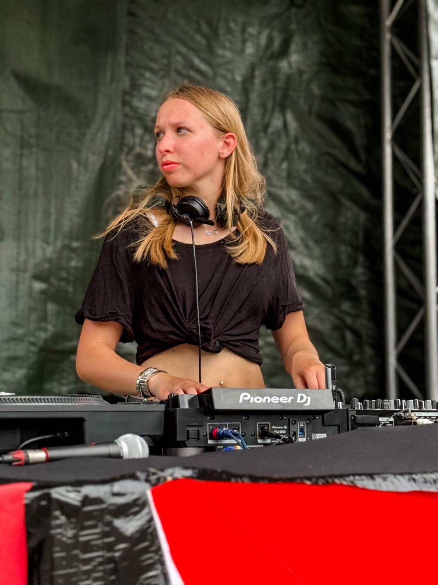 Dj Esh wil draaien in danscafé tot op festivals.