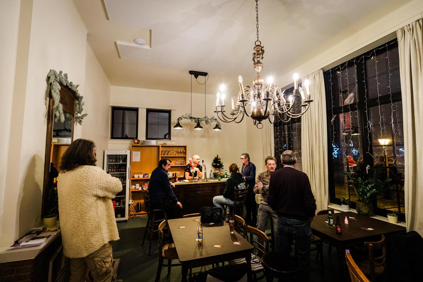 Geen café in Massenhoven? Dan spelen verenigingen zelf toogje in oud ...
