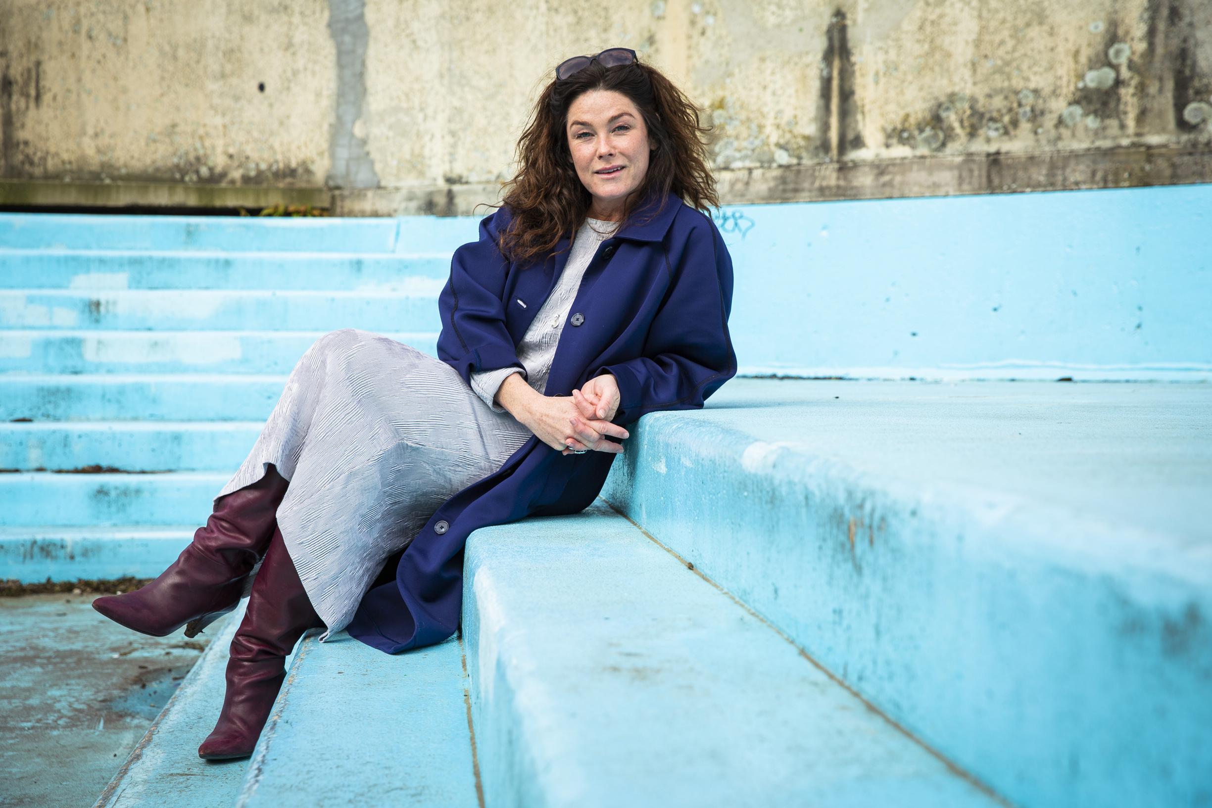 Ini Massez over haar eerste grote tv-rol in Netflixreeks over diamant- en  Jodenbuurt: “Je wil niet weten hoe lang ik op dat Jiddisch heb zitten  kauwen” | GVA