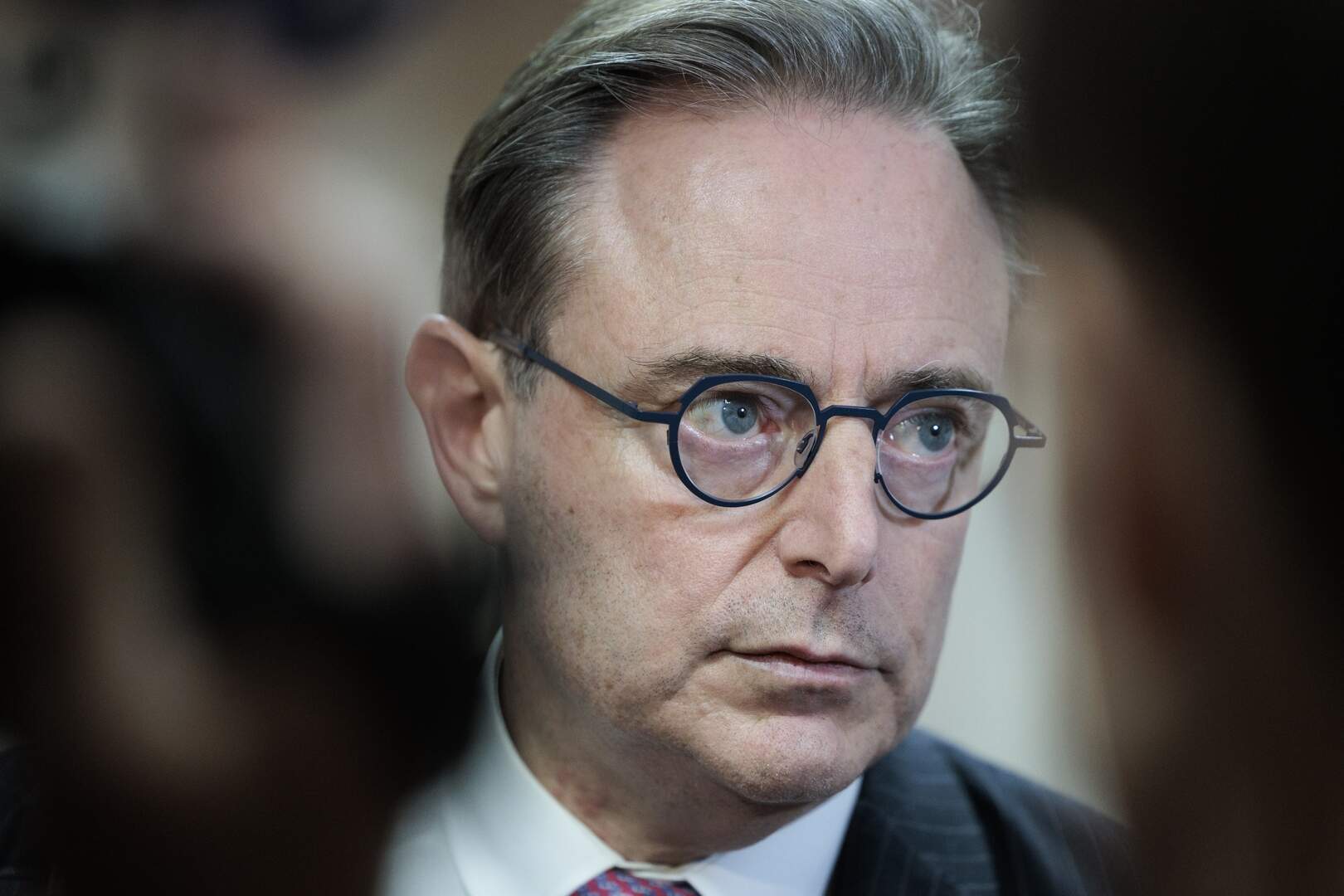 Regering-De Wever bespaart bijna half miljard euro op ambtenaren | GVA