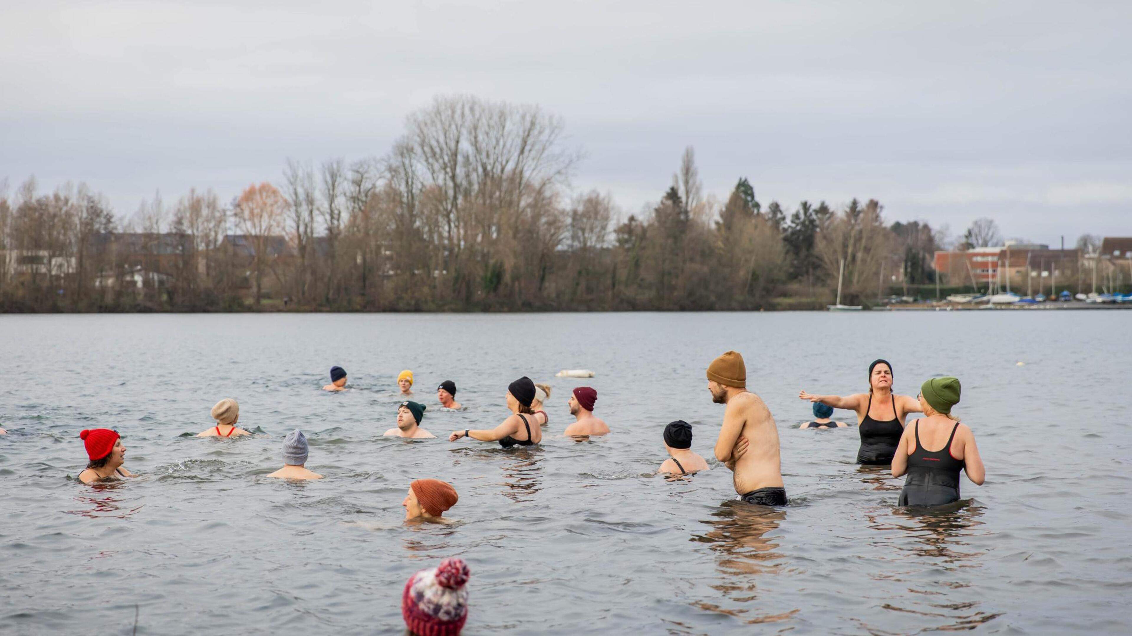 Stad en ijsberenclub organiseren winterduik in Eglegemvijver: “Nadien wacht er een kop dampende soep