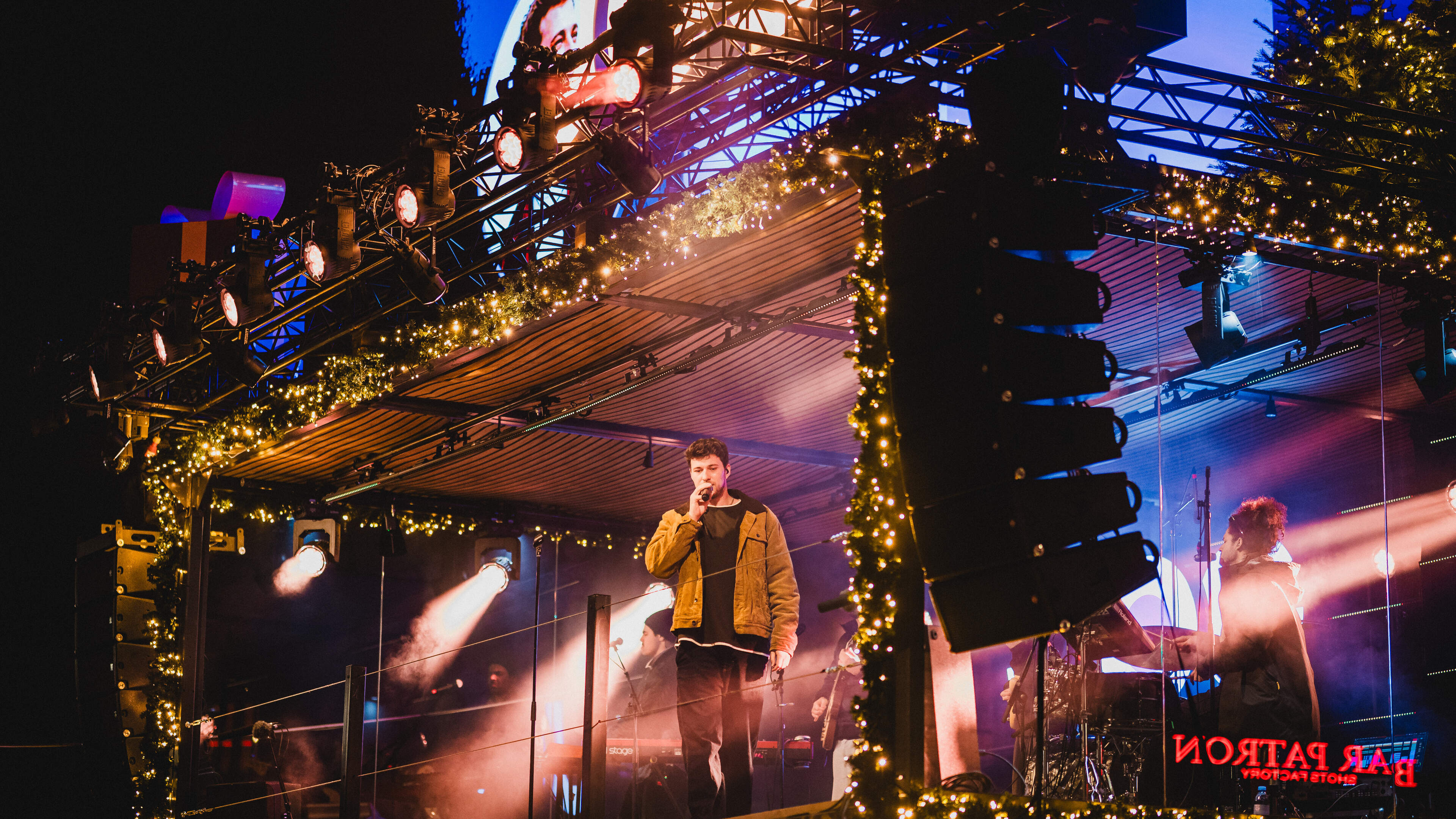 Drukke eerste avond bij de start van Winter in Antwerpen met optreden van Berre op de Grote Markt