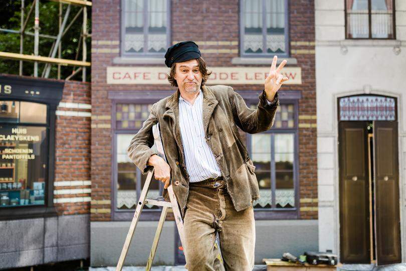Tim Pockelé speelt in spektakelmusical LIJN 3 de rol van Jef. Een dorpsfiguur die al eens graag een pintje drinkt, maar wel goed de geschiedenis van de spoorlijn kan vertellen.