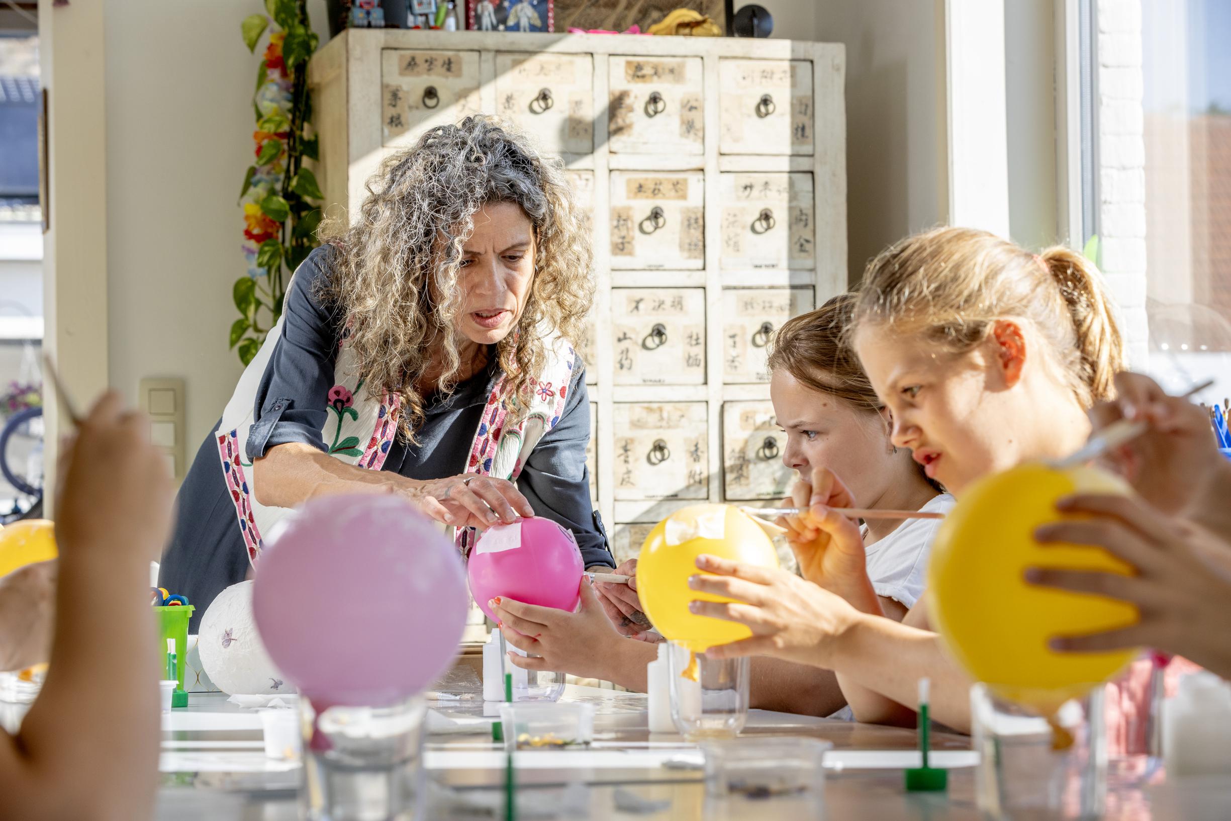 Van verven met fluitenkruid tot vilten met wol van angorageit: bij ...