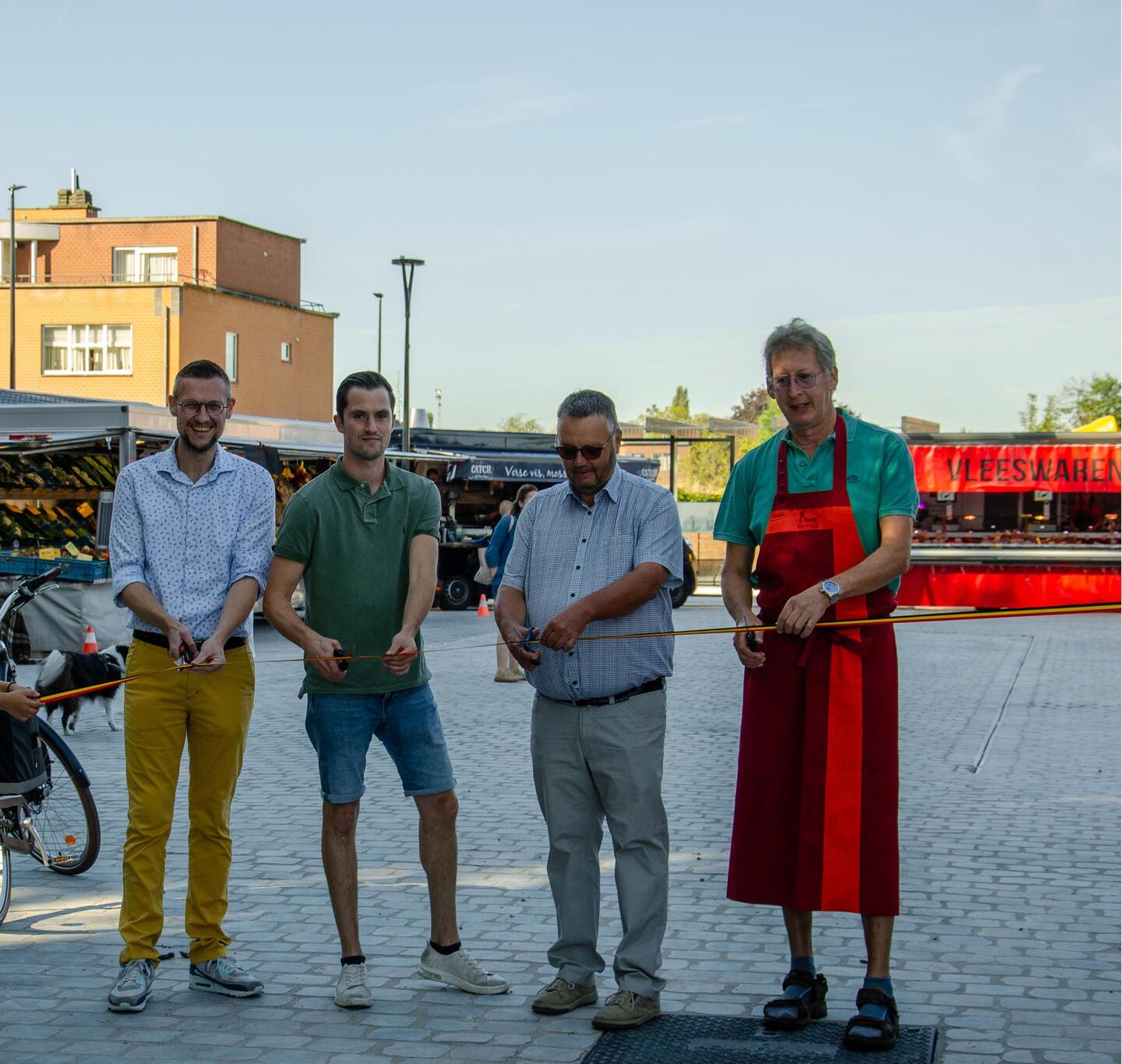 Terugkeer Hemiksemse markt naar Gemeenteplaats wordt druk bijgewoond | GVA