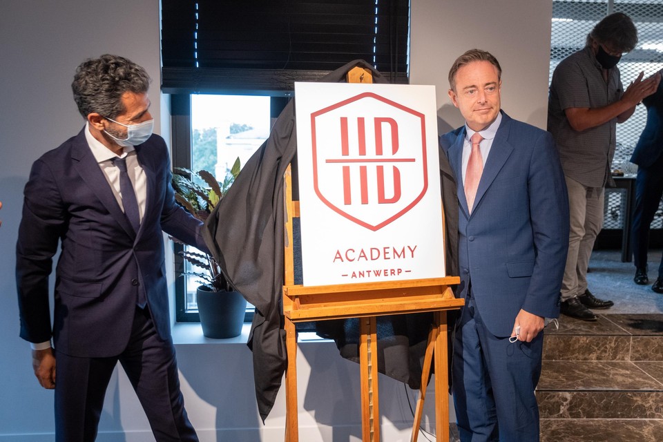 Antwerps diamantbedrijf werft 80 slijpers aan en start eigen  opleidingscentrum: “Geen diploma vereist” | GVA