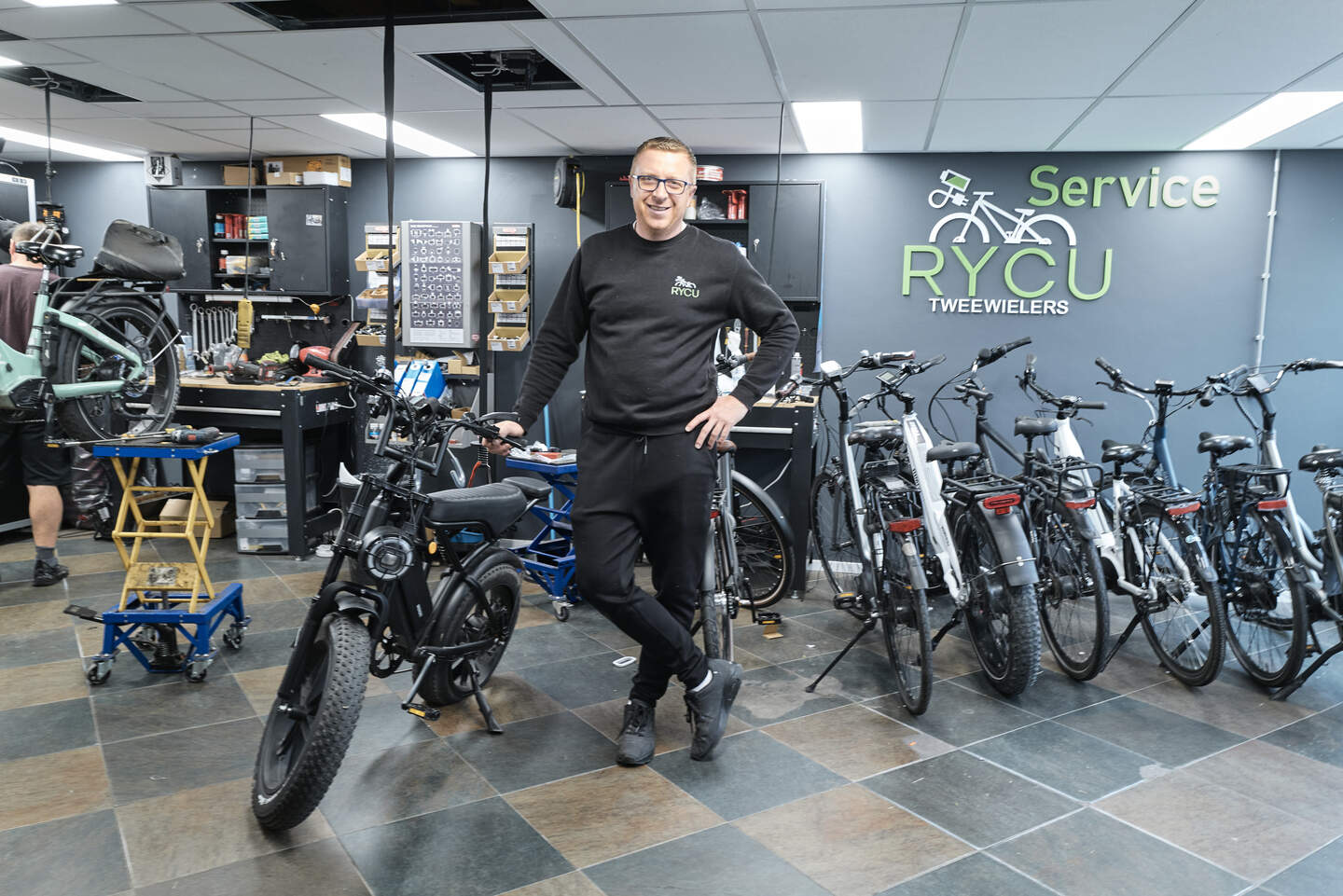 Ze hebben schijt aan alles”: op bezoek in het Nederlandse Eindhoven, waar  ze verzuipen tussen de fatbikes | Nieuwsblad