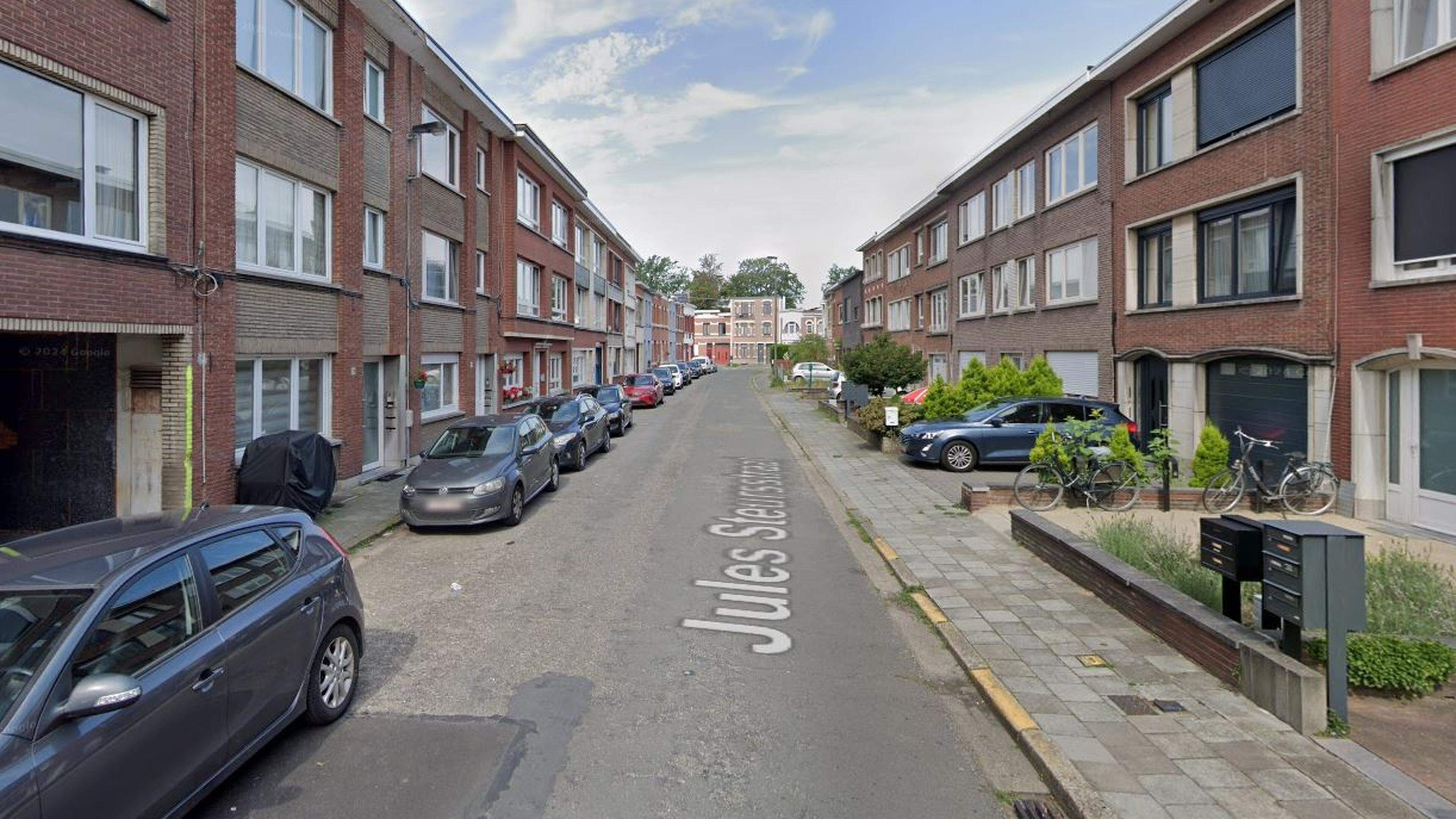 Baksteen door het raam en niet-ontplofte brandbom voor de deur: politie onderzoekt mislukte aanslag