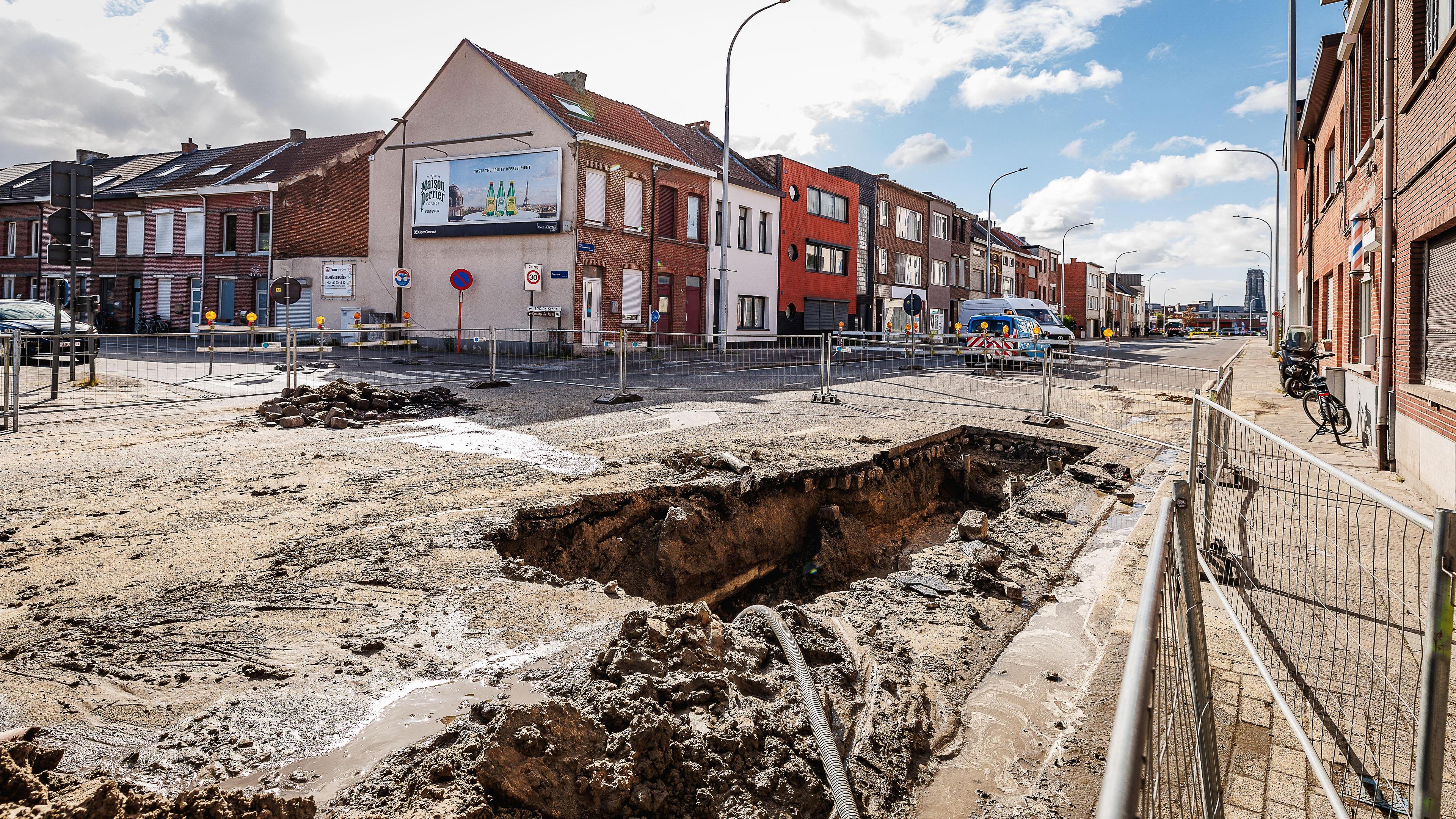 Herstellingen verzakking op Antwerpsesteenweg duren minstens kleine week: “Doorgang zo snel mogelijk