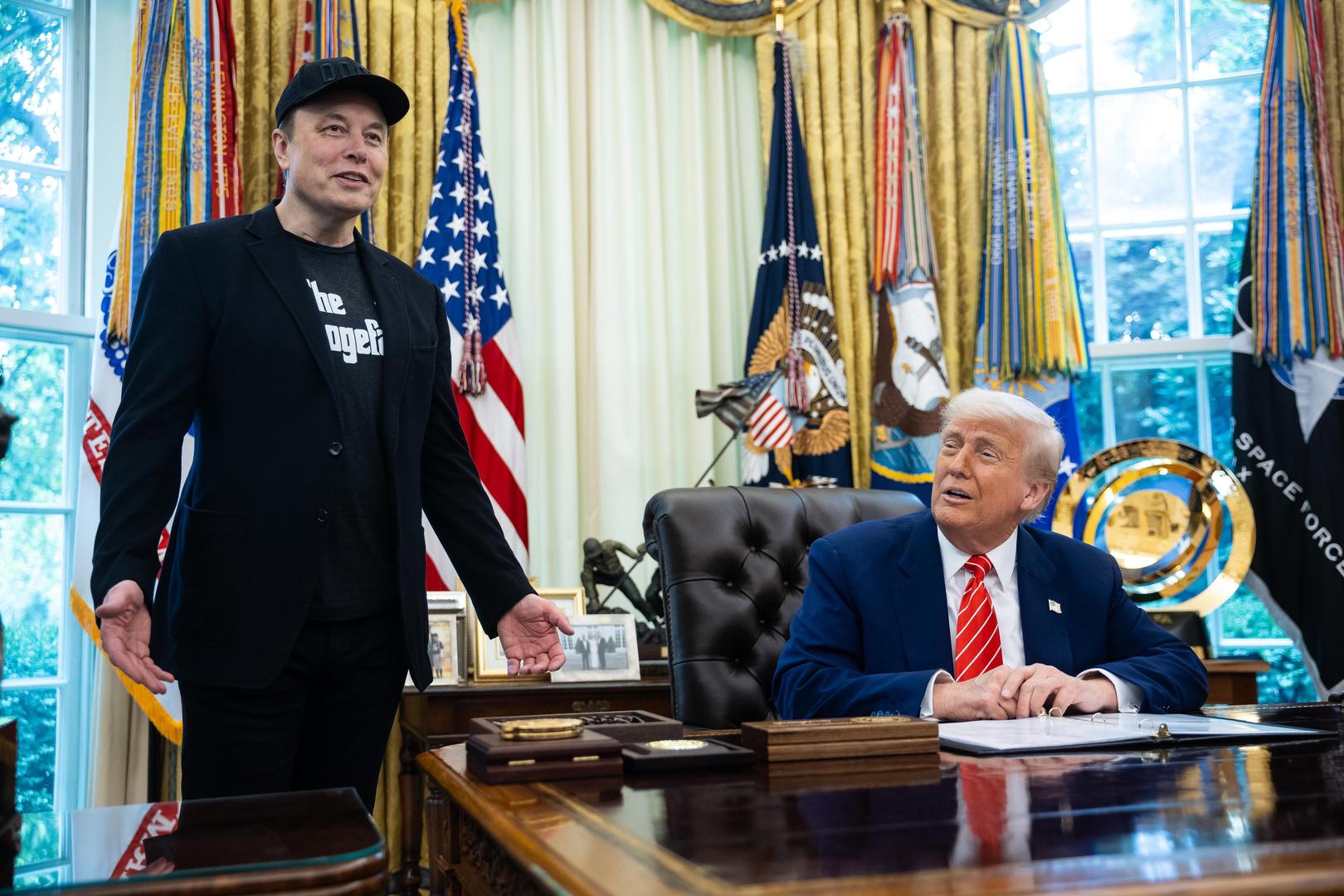 epa12146154 US President Donald Trump (R) and Elon Musk attend a press conference in the Oval Office at the White House in Washington, DC, USA, 30 May 2025.  EPA-EFE/FRANCIS CHUNG / POOL