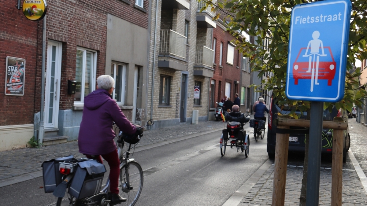 Sorry beste automobilist, fietsers inhalen mag in Antwerpen bijna ...