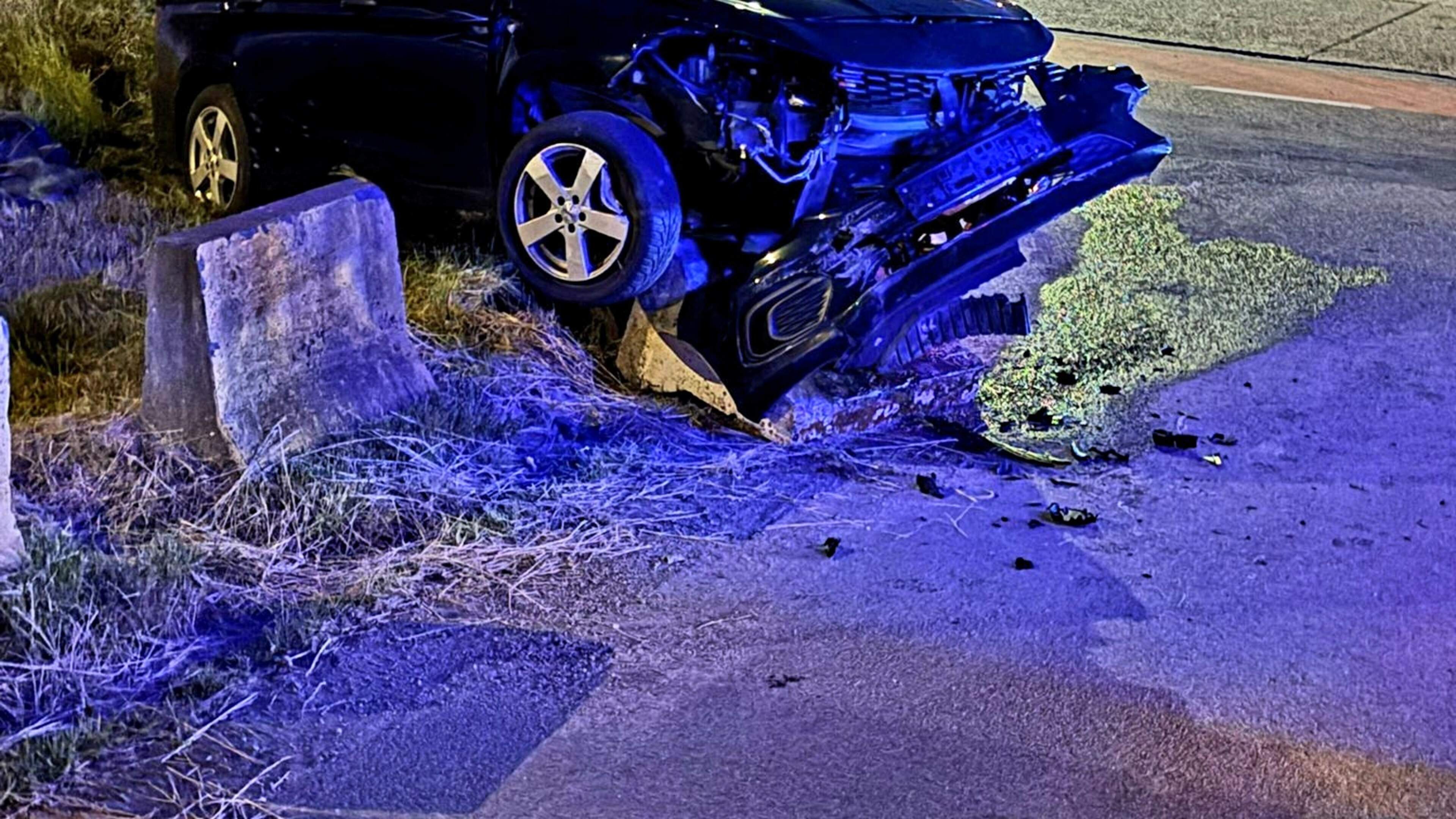 Bestuurder verliest controle over stuur en smakt tegen betonnen blokken