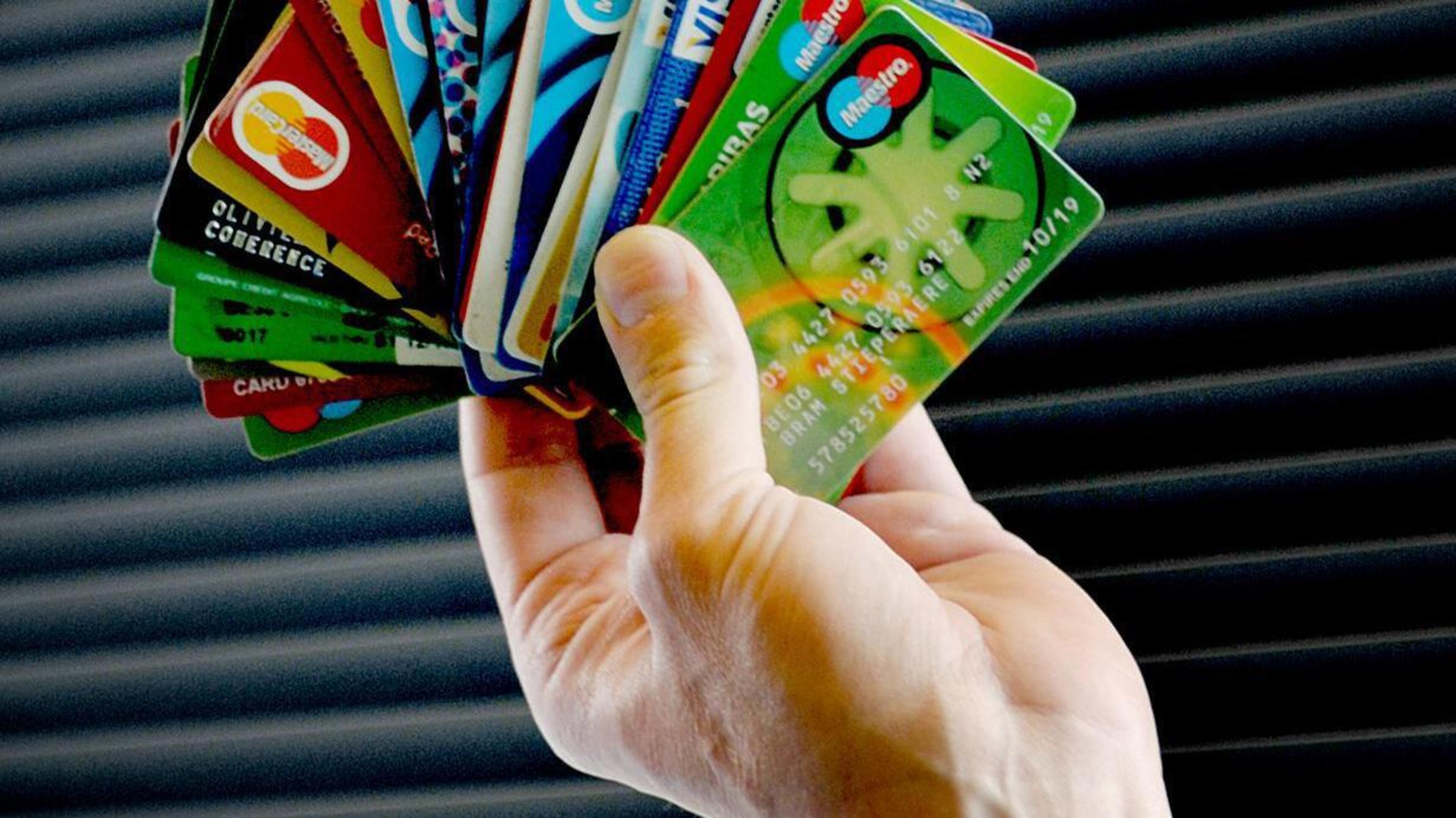 Valse bankmedewerker ontfutselt bankkaart en pincode van Lierse vrouw (82): “Op een laffe manier gel