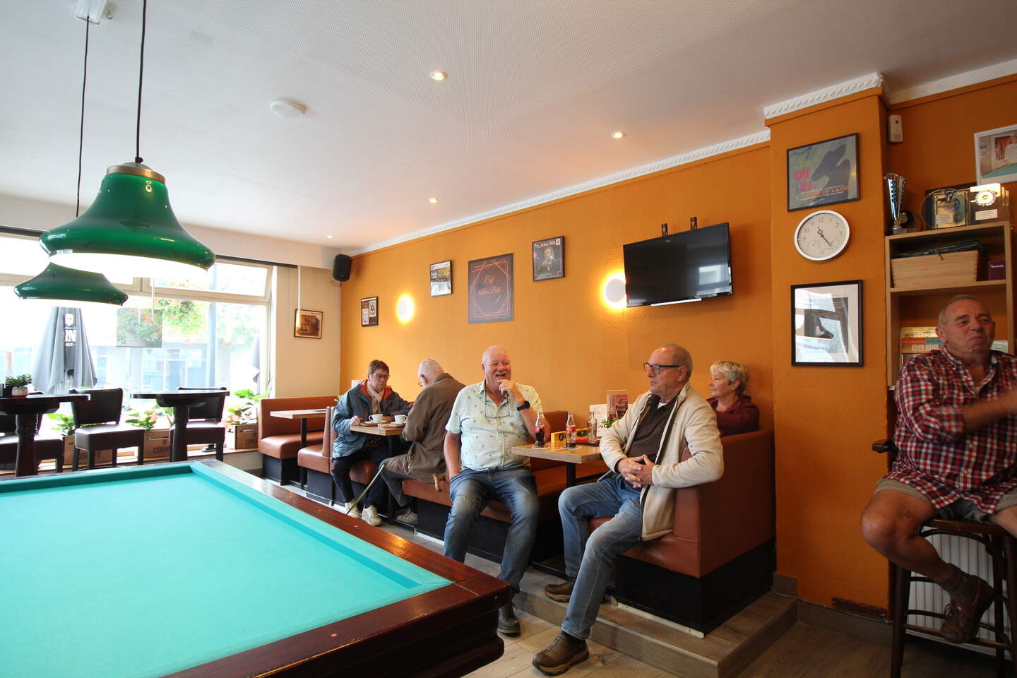 De gasten vinden hun weg snel terug naar Café Acker Bilk, waar een eerbetoon aanwezig is aan de Engelse muzikant.