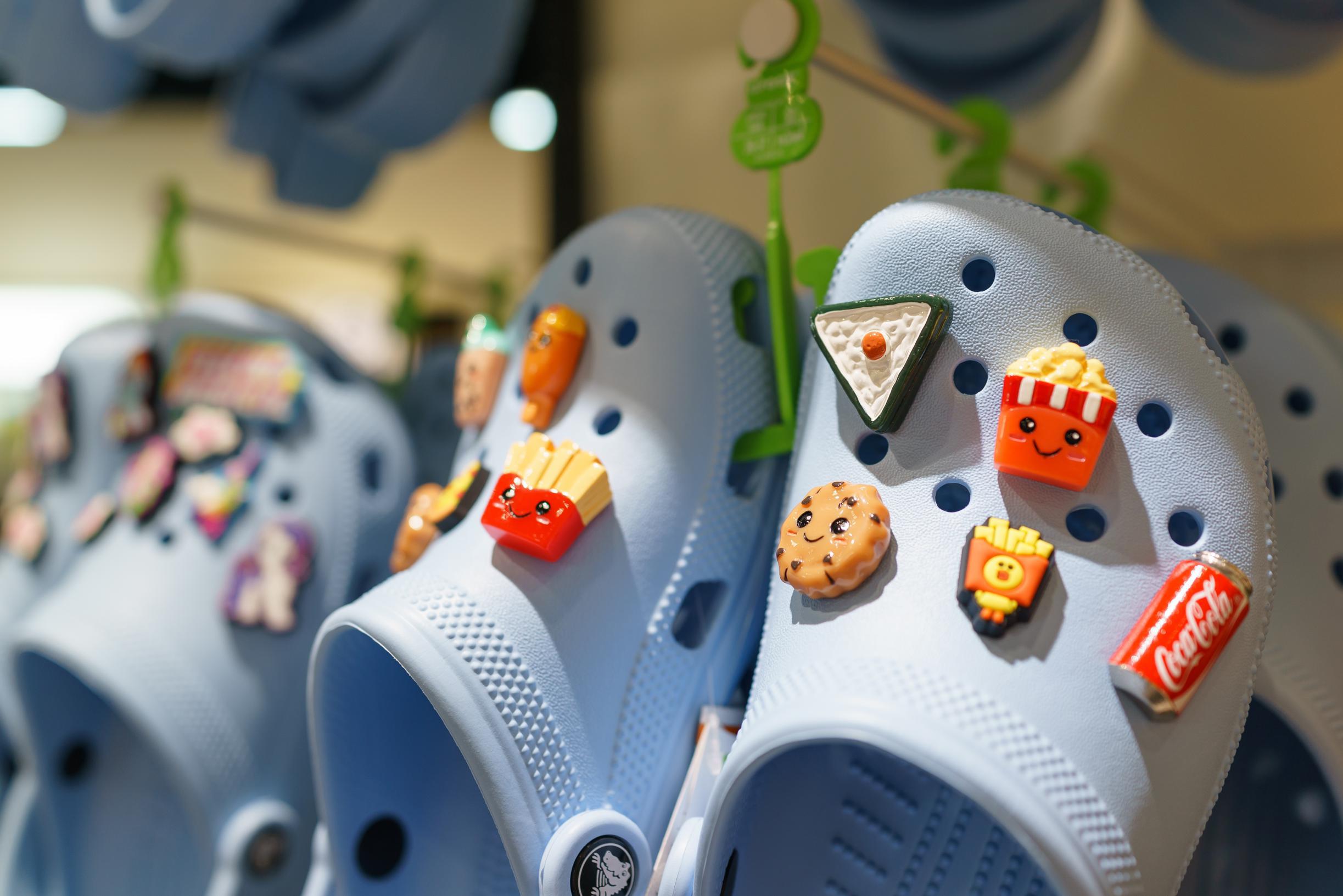 Amerikaanse scholen verbieden dragen van “onveilige” Crocs | GVA