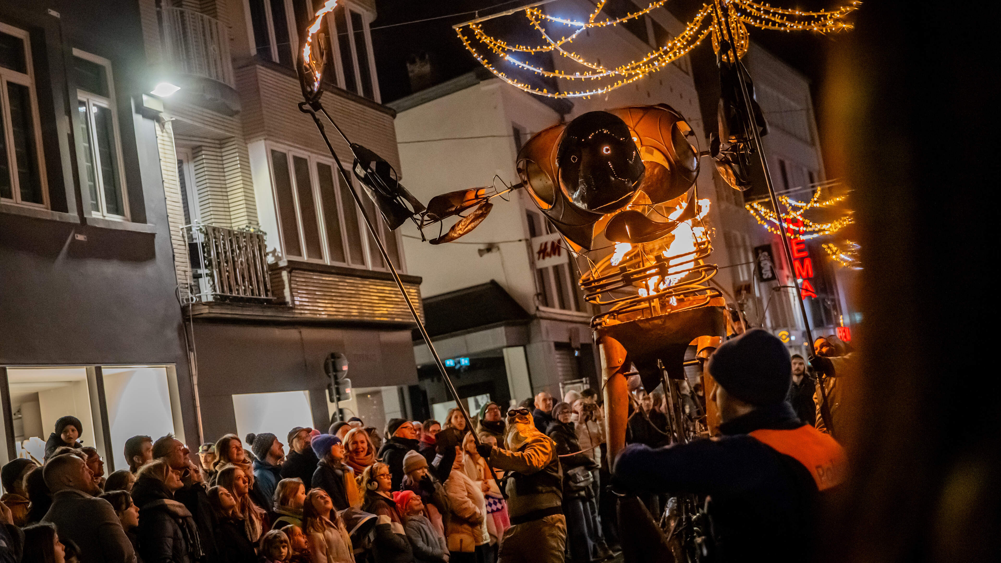 IN BEELD. Vurige parade door centrum zorgt voor magie