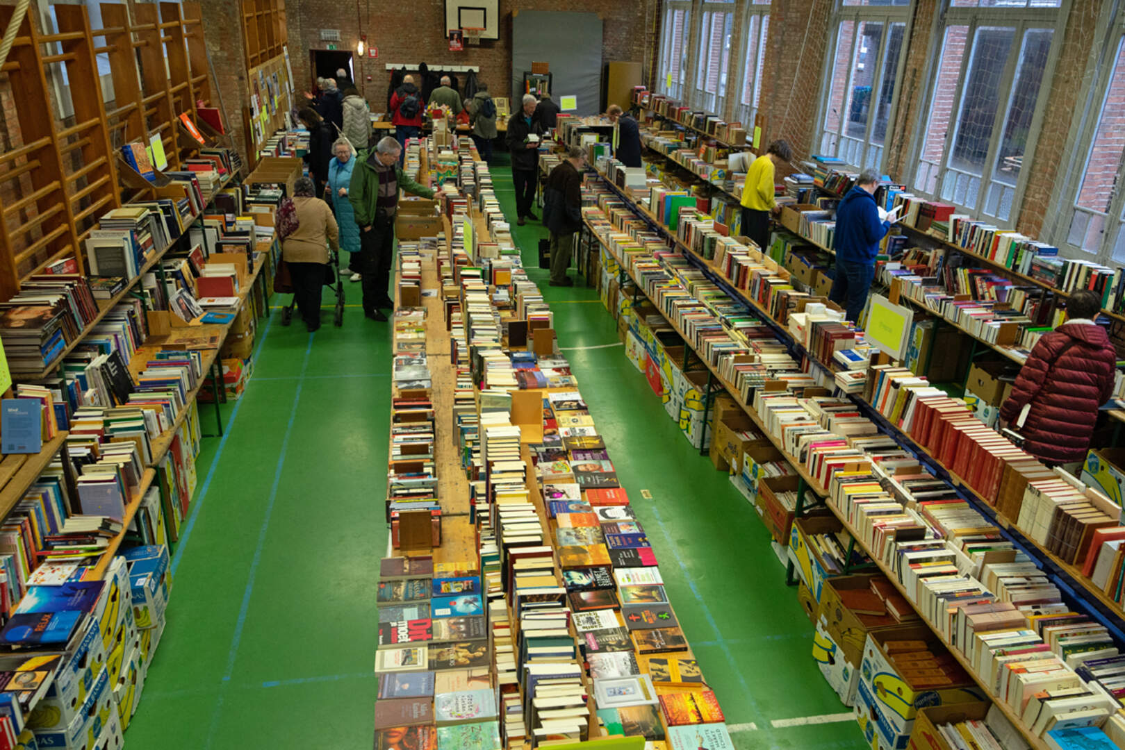 De gymzaal bij De Tandem zal stevig gevuld worden met boeken en platen.