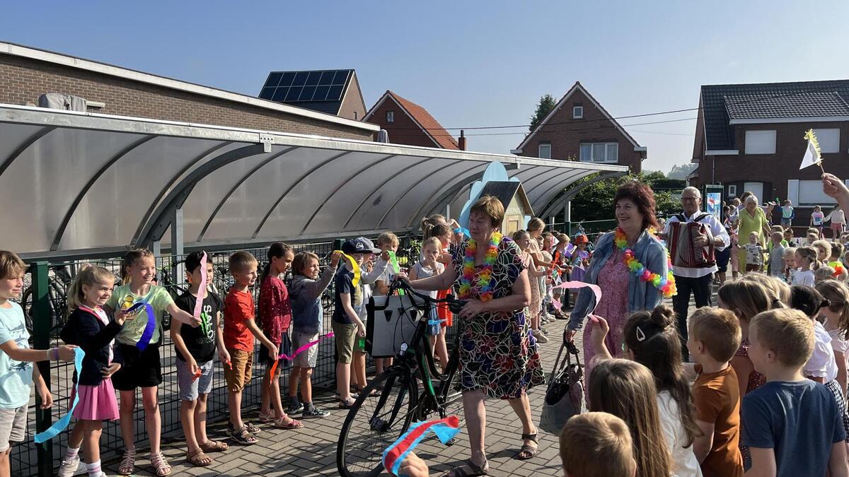 De Springplank wuift kleuterjuffen Lutgard en Tinne feestelijk uit | GVA