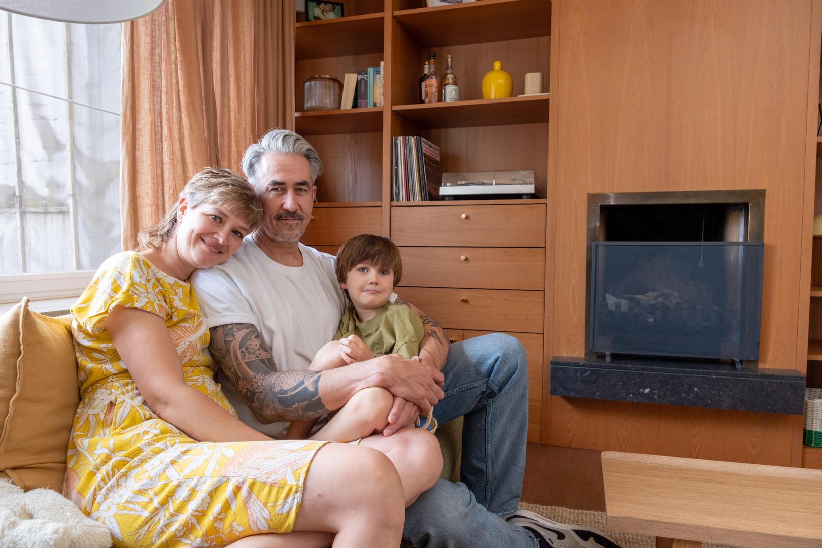 Wouter met zijn vriending Valérie en zoontje in de nieuwe woning in Deurne. 